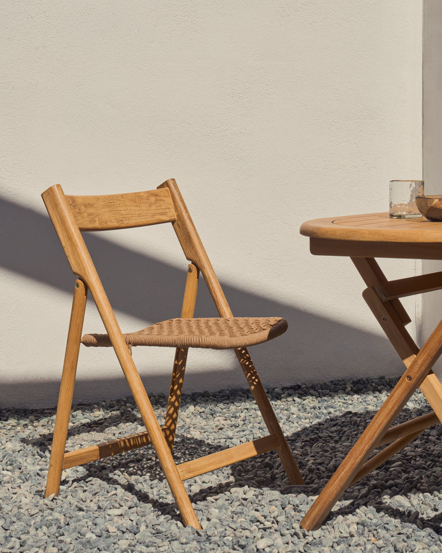 Klappstuhl Dandara aus Akazienmassivholz und einer Stahlstruktur mit geflochtener Sitzfläche in beige FSC 100% - ZEN ZONE Furniture