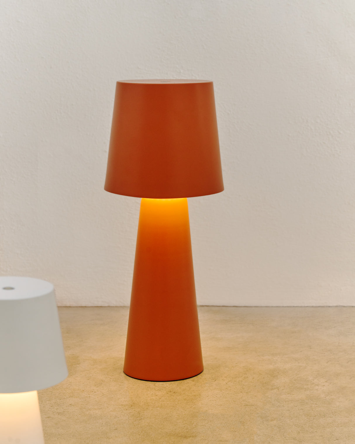 Arenys Outdoor Tischlampe groß aus Metall mit terrakottafarbenem Finish - ZEN ZONE Furniture