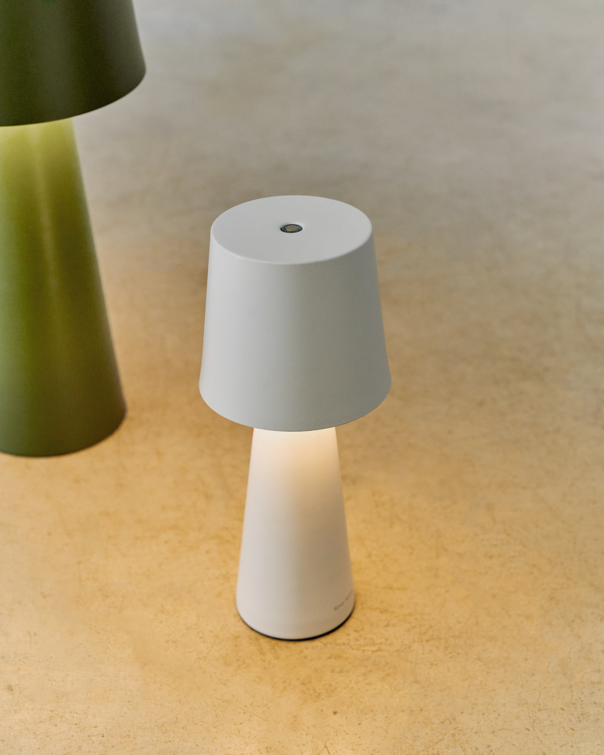 Arenys Outdoor Tischlampe klein aus Metall mit grauem Lackfinish - ZEN ZONE Furniture