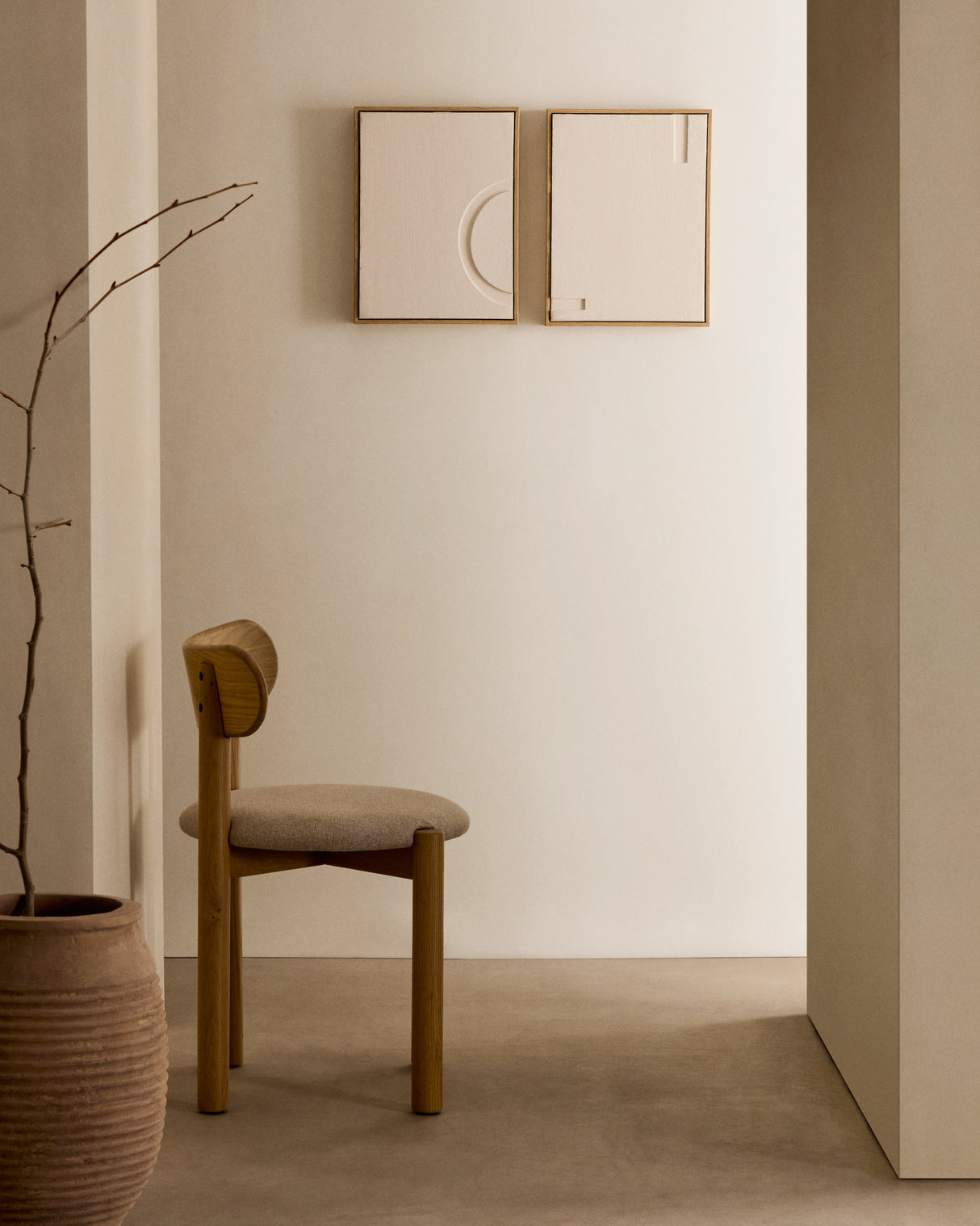 Nebai Stuhl mit beiger Chenille und Gestell aus massivem Eichenholz mit naturfarbenem Fini - ZEN ZONE Furniture