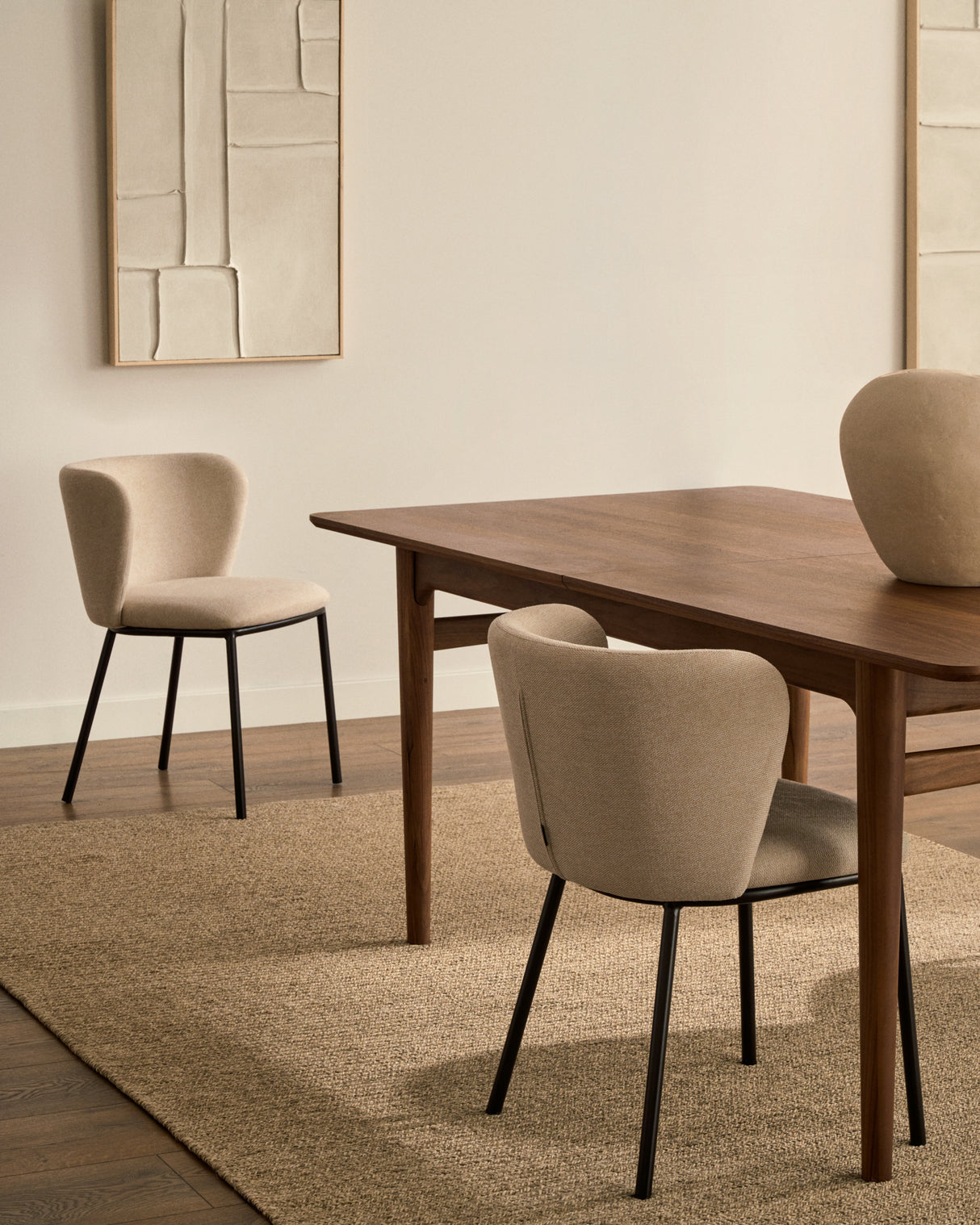 Ciselia Stuhl beiger Chenille und Stahlbeinen mit schwarzem Finish, FSC Mix Credit - ZEN ZONE Furniture