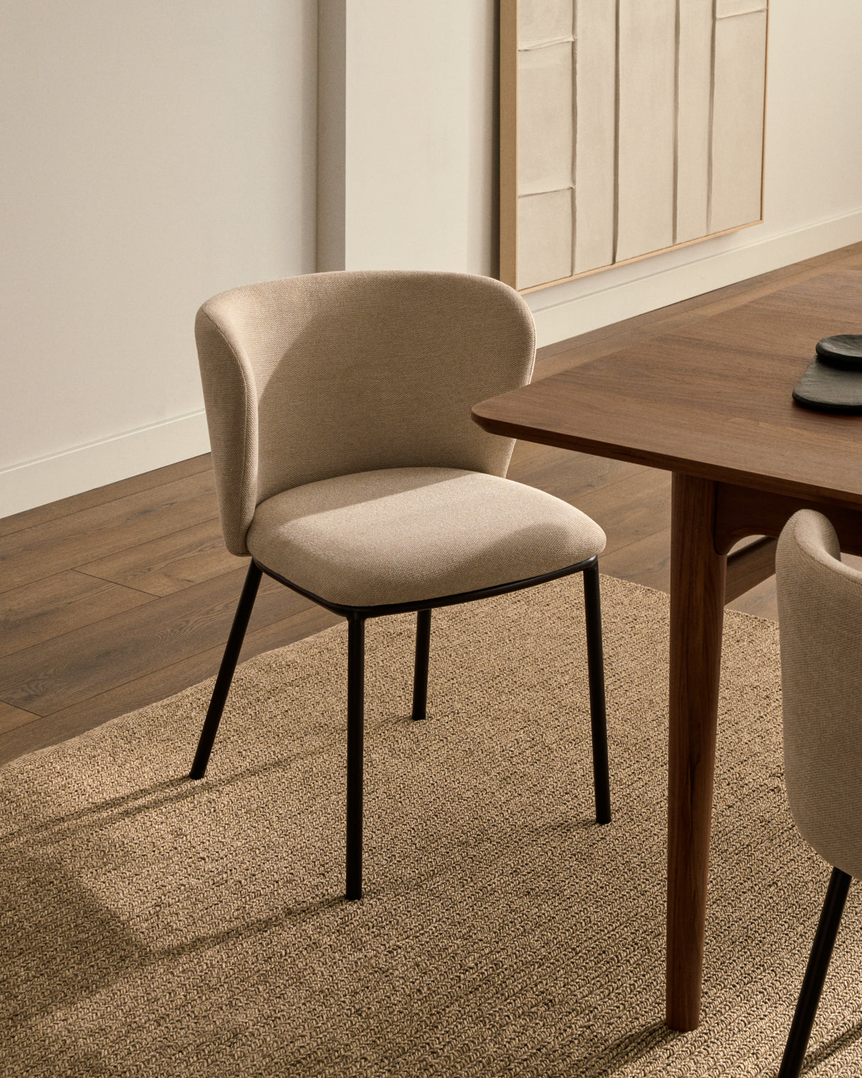 Ciselia Stuhl beiger Chenille und Stahlbeinen mit schwarzem Finish, FSC Mix Credit - ZEN ZONE Furniture