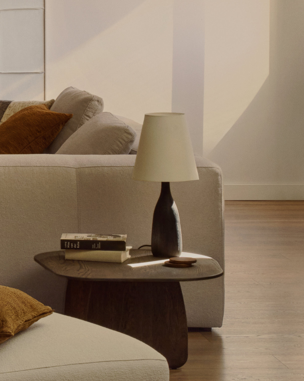 Tischleuchte Luvia aus Holz mit schwarz lackiertem Finish. - ZEN ZONE Furniture