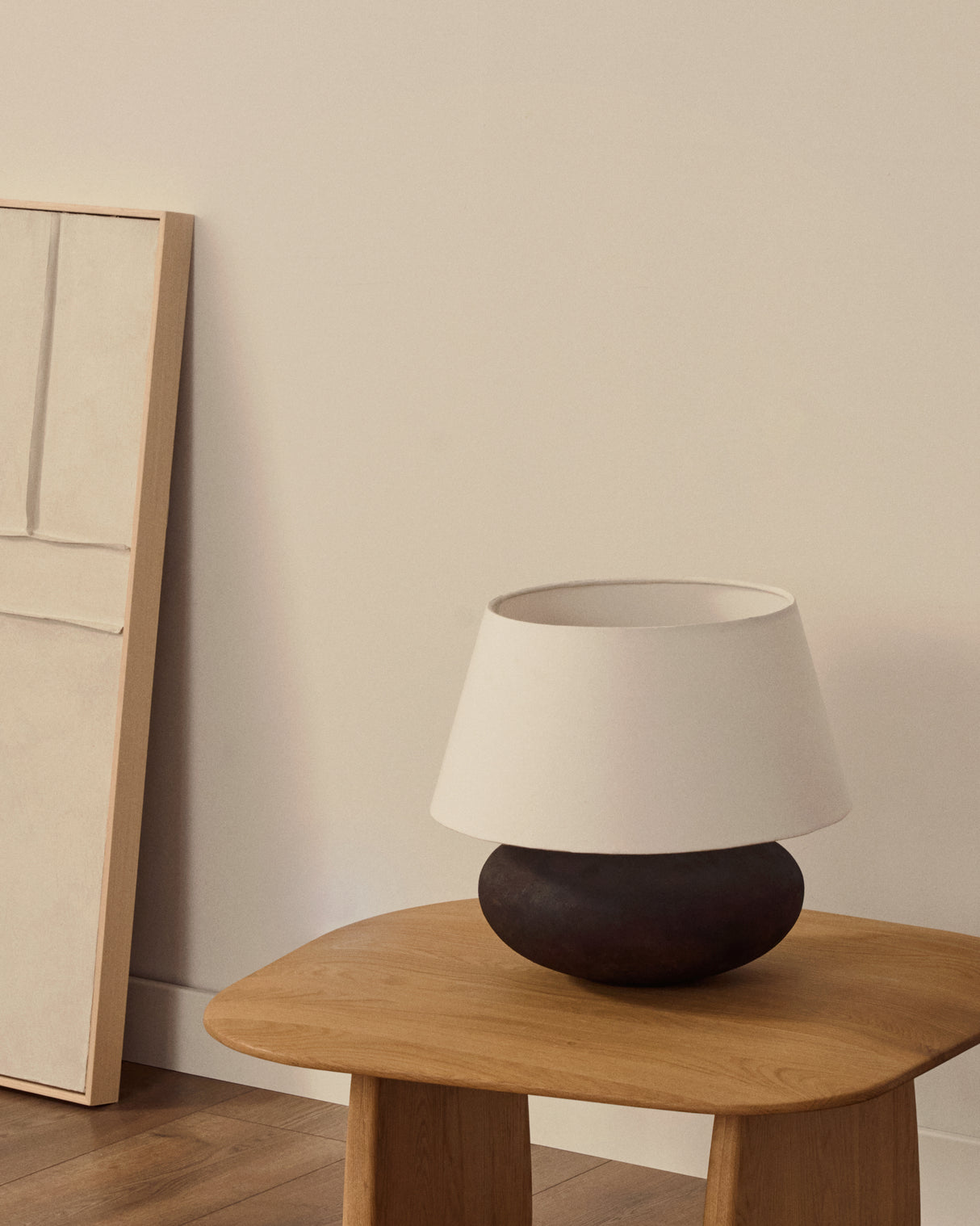 Tischleuchte Nessi aus Metall mit schwarzem Terrakotta-Effekt. - ZEN ZONE Furniture