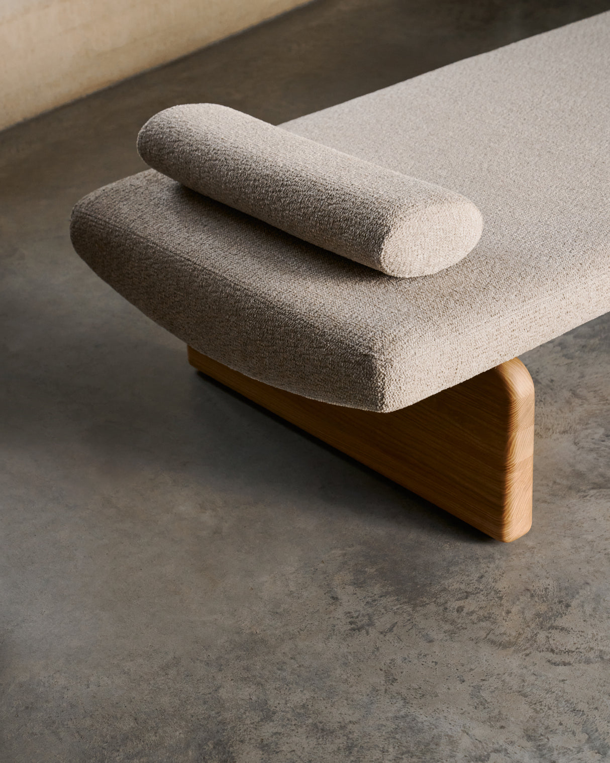 Daybed Topaz aus beigefarbenem Chenille und massivem Eschenholz mit natürlichem Finish 200 cm FSC 100% - ZEN ZONE Furniture