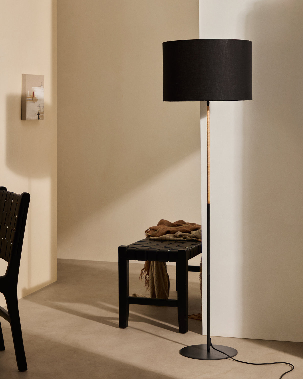 Canar Stehlampe aus Metall und Rattan mit schwarzem Baumwollschirm - ZEN ZONE Furniture