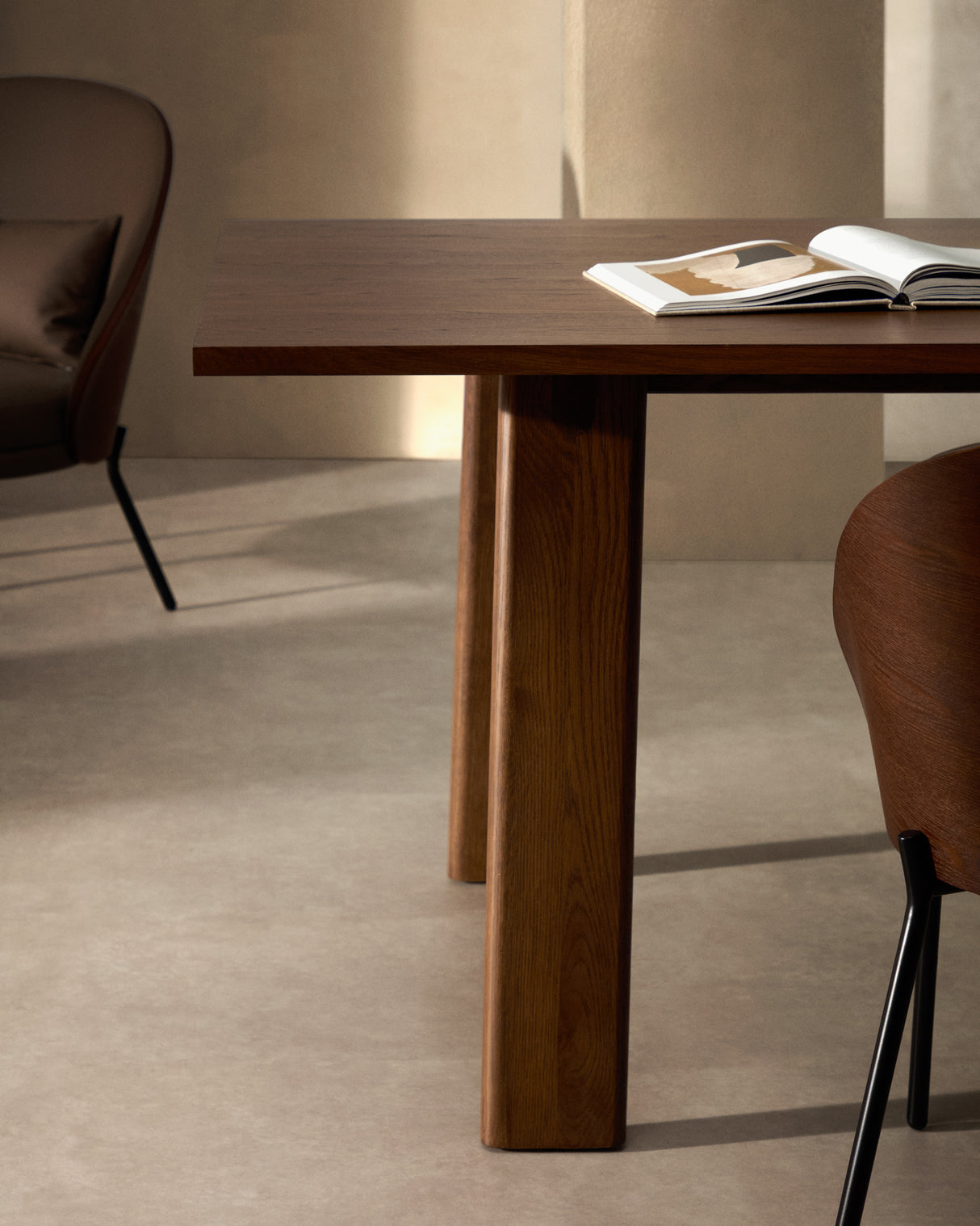 Arlen Ausziehtisch Furnier und massives Eichenholz mit Nussbaum-Finish 200 (250) x 95 cm FSC - ZEN ZONE Furniture