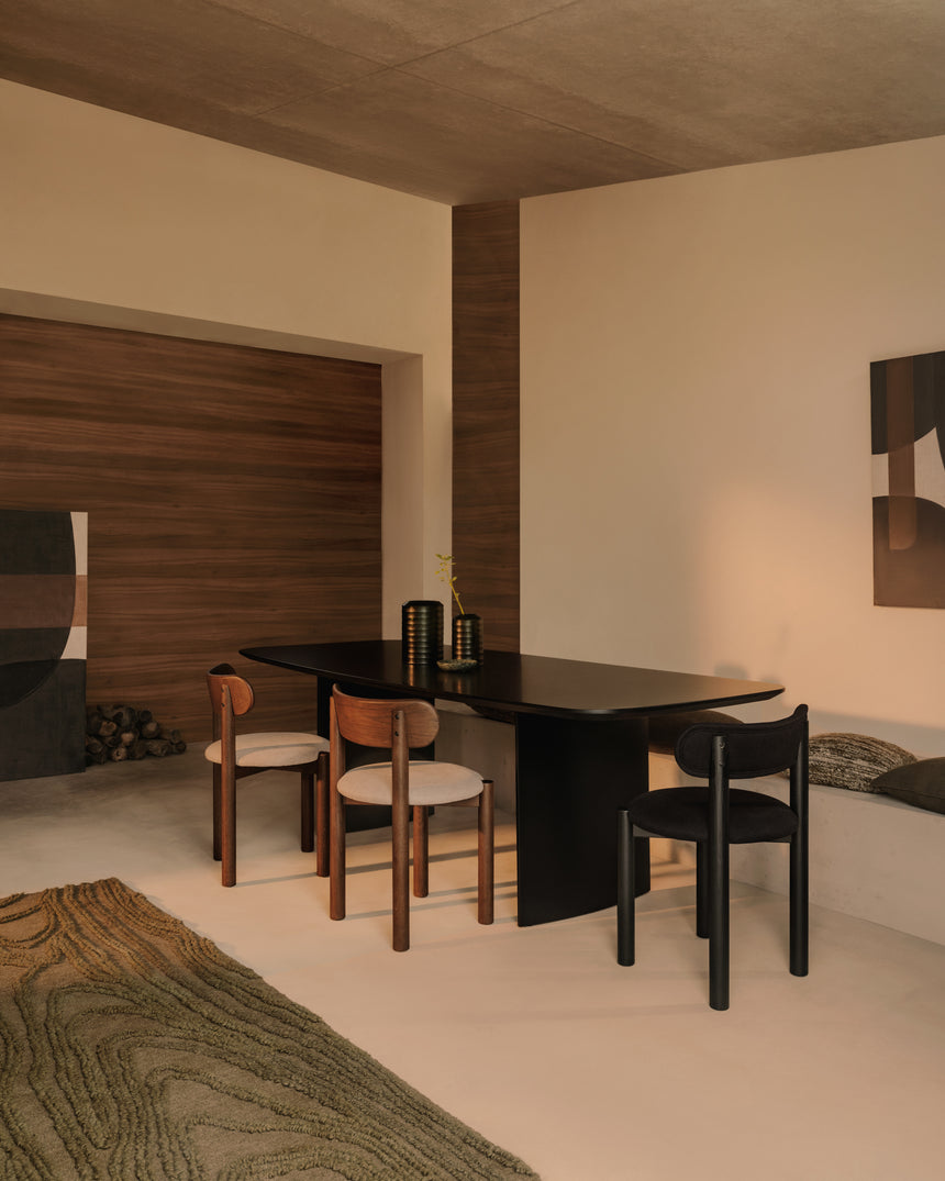 Nebai Stuhl mit schwarzer Chenille und Gestell aus massivem Eichenholz mit schwarzem Finis - ZEN ZONE Furniture