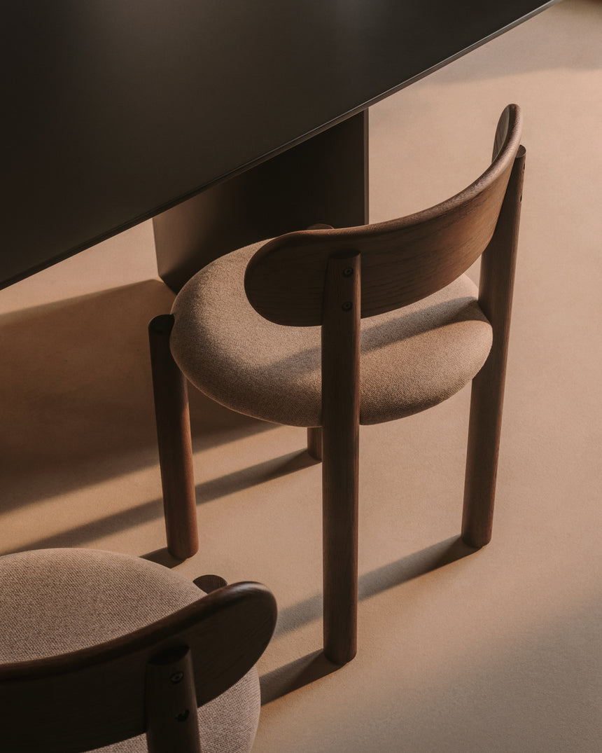 Nebai Stuhl aus brauner Chenille und Gestell aus massivem Eichenholz mit Nussholz Finish F - ZEN ZONE Furniture
