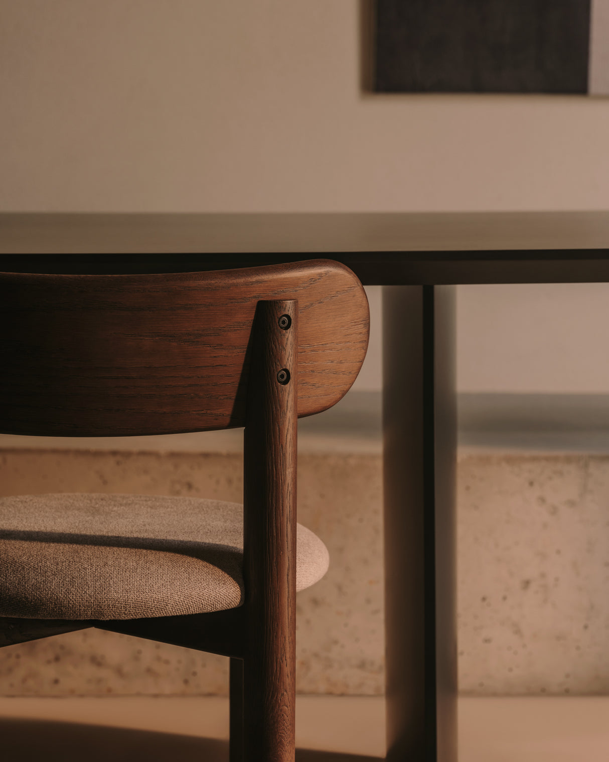 Nebai Stuhl aus brauner Chenille und Gestell aus massivem Eichenholz mit Nussholz Finish F - ZEN ZONE Furniture