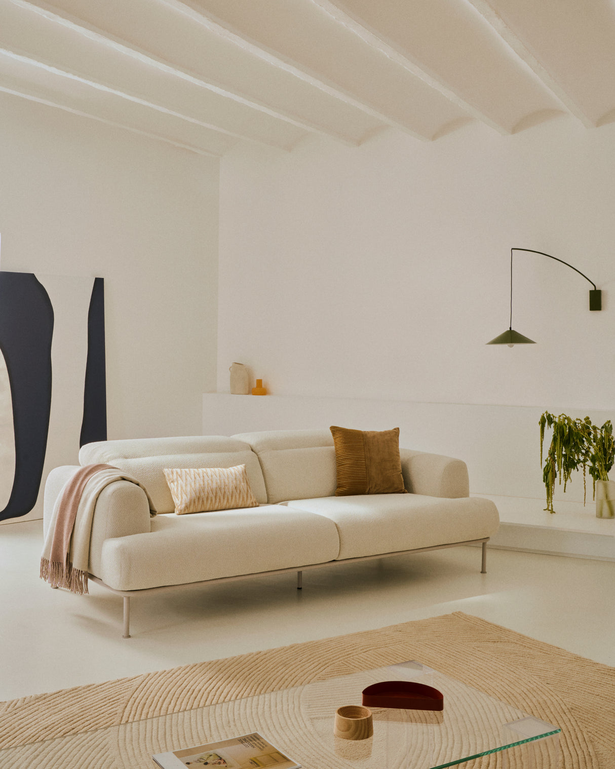 Sofa Aurum 3-Sitzer ecru mit verstellbarer Kopfstütze und mattbeigem Metallgestell 234 cm FSC Mix Credit - ZEN ZONE Furniture