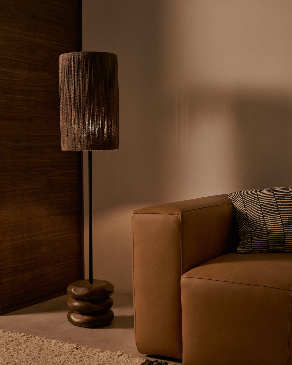 Stehlampe Kor aus Akazienholz mit dunklem Finish und Jute - ZEN ZONE Furniture