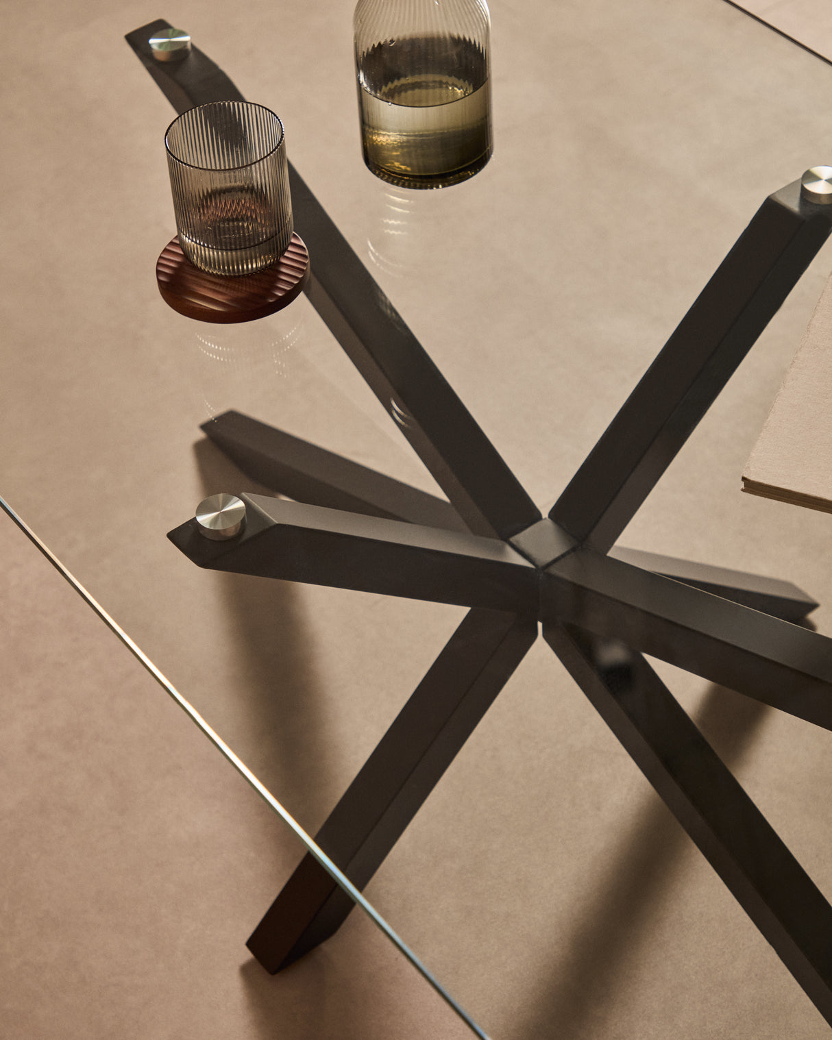 Argo Couchtisch 130 x 70 cm aus Glas und Stahlbeine mit schwarzem Finish - ZEN ZONE Furniture