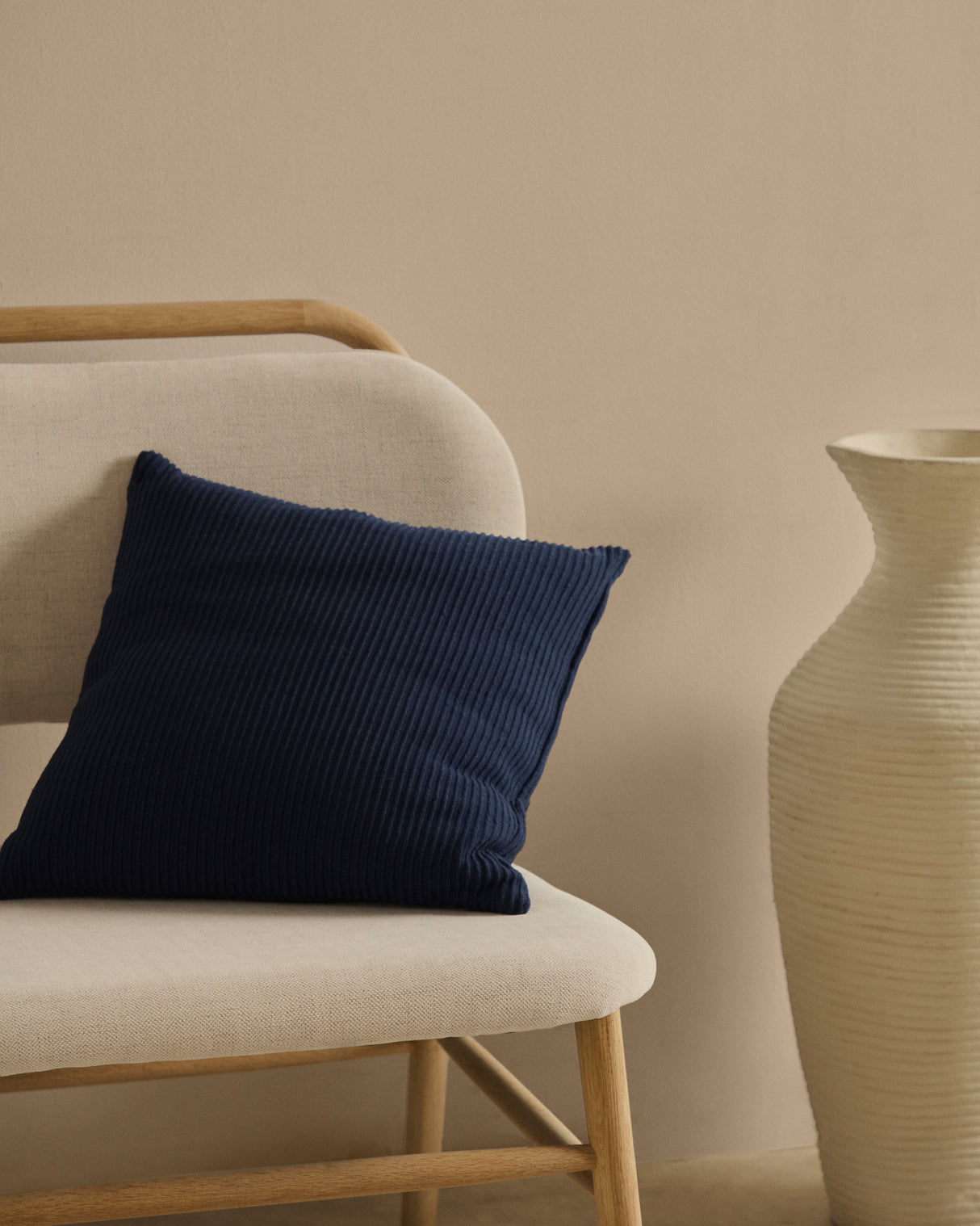 Sessel Helda aus beigefarbenem Chenille und massivem Eichenholz FSC Mix Credit - ZEN ZONE Furniture