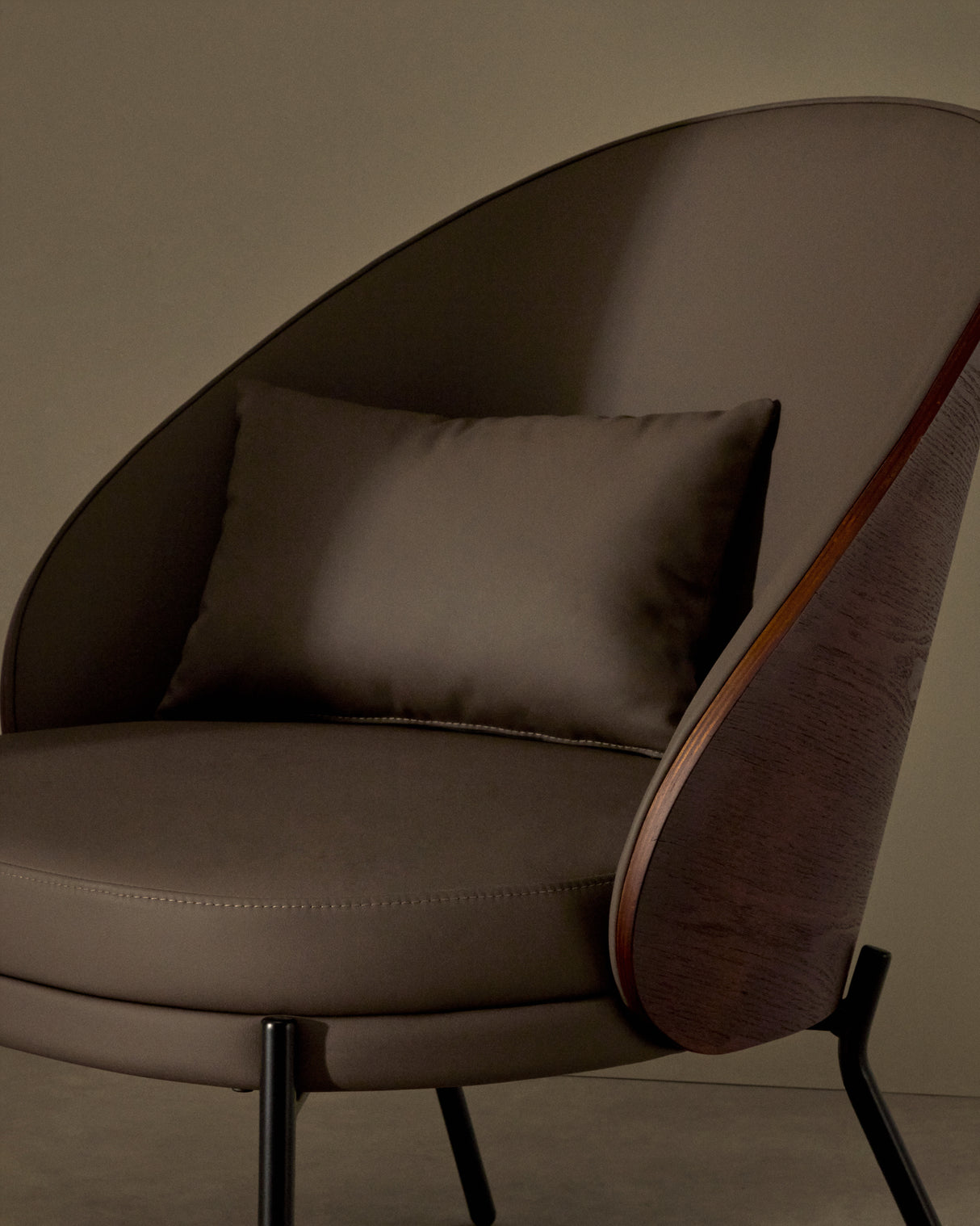 Eamy Sessel aus braunem Kunstleder, Eschenfurnier in Nussbaum-Finish mit Metall in Schwarz - ZEN ZONE Furniture