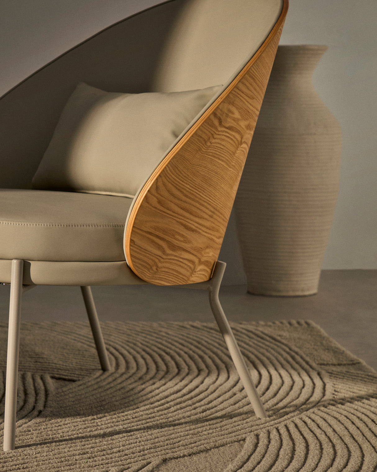 Eamy Sessel aus beigefarbenem Kunstleder, Eschenfurnier in Nussbaum-Finish mit Metall in B - ZEN ZONE Furniture