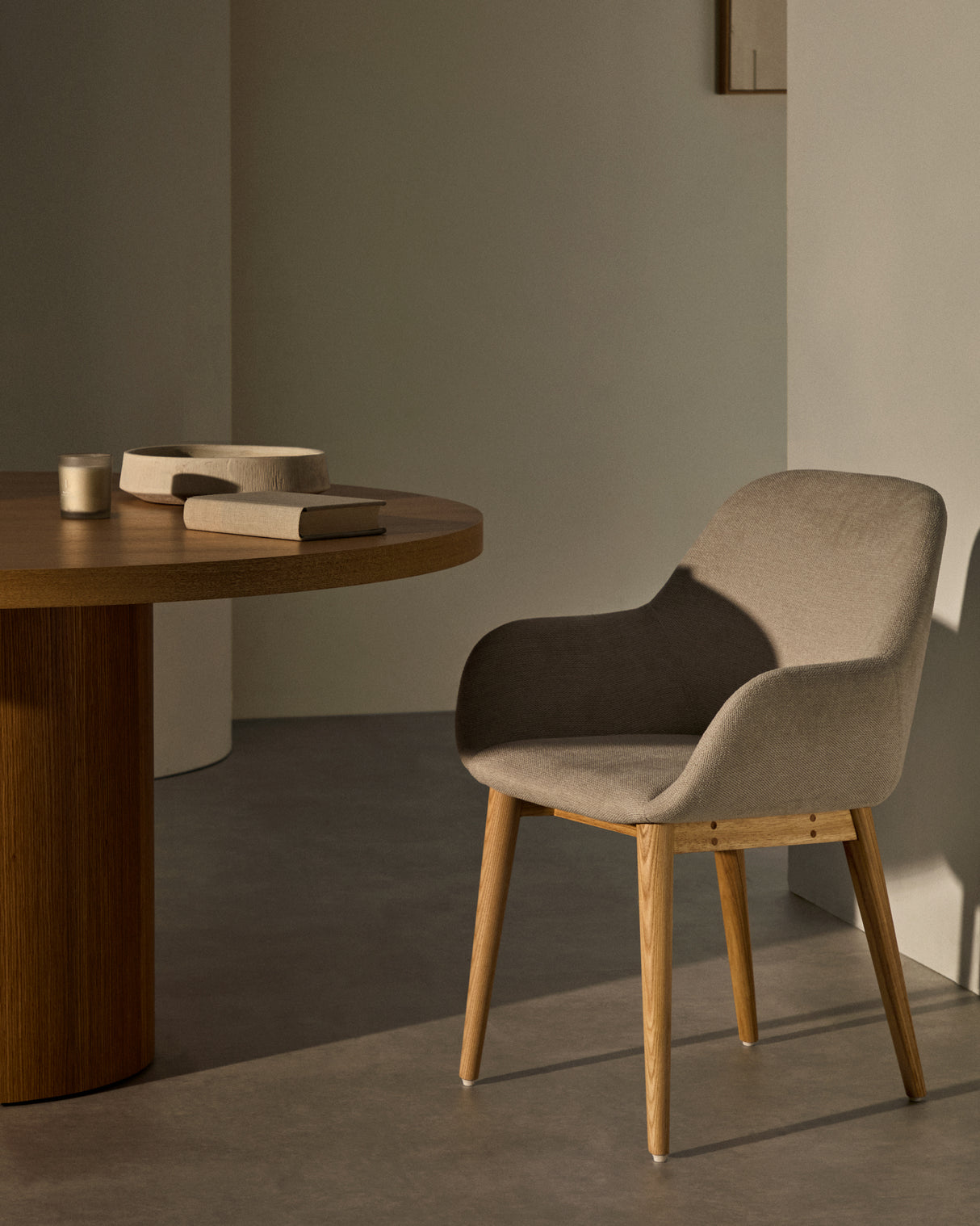 Konna Stuhl in Beige und Beine aus massivem Eschenholz mit natürlichem Finish - ZEN ZONE Furniture