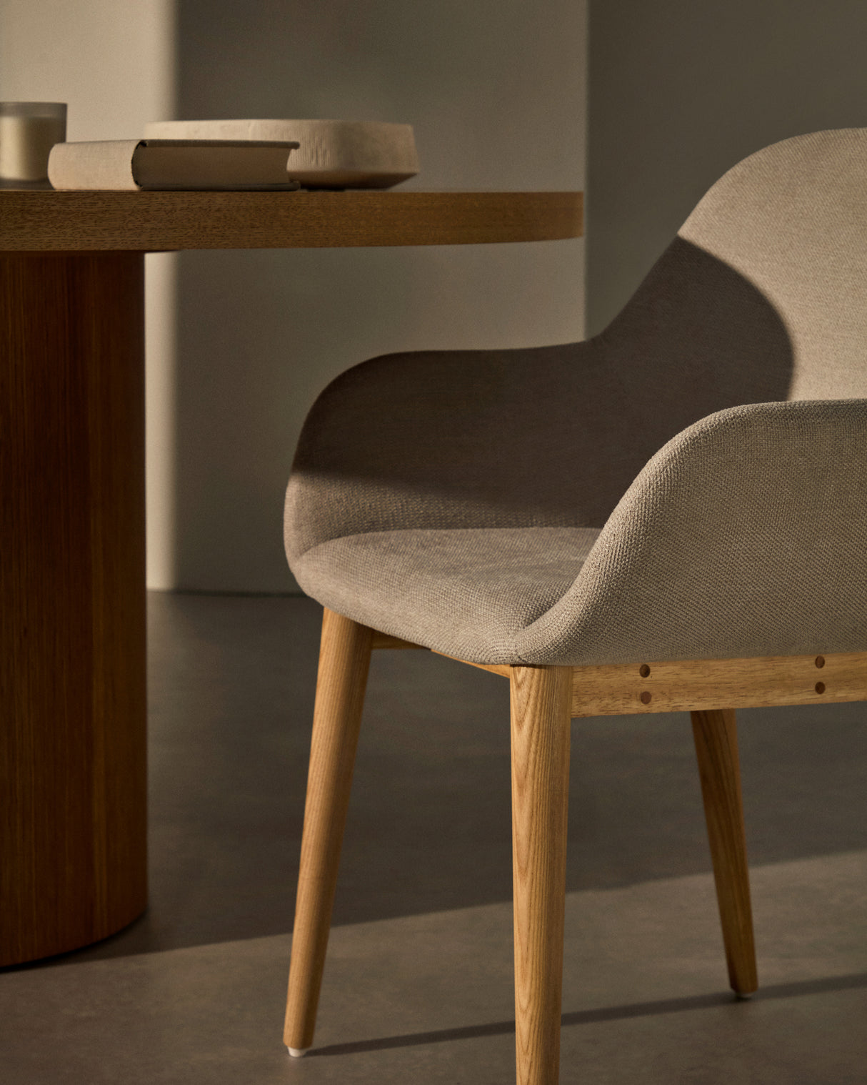 Konna Stuhl in Beige und Beine aus massivem Eschenholz mit natürlichem Finish - ZEN ZONE Furniture
