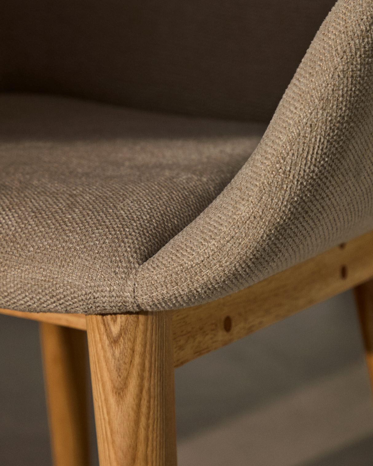 Konna Stuhl in Beige und Beine aus massivem Eschenholz mit natürlichem Finish - ZEN ZONE Furniture