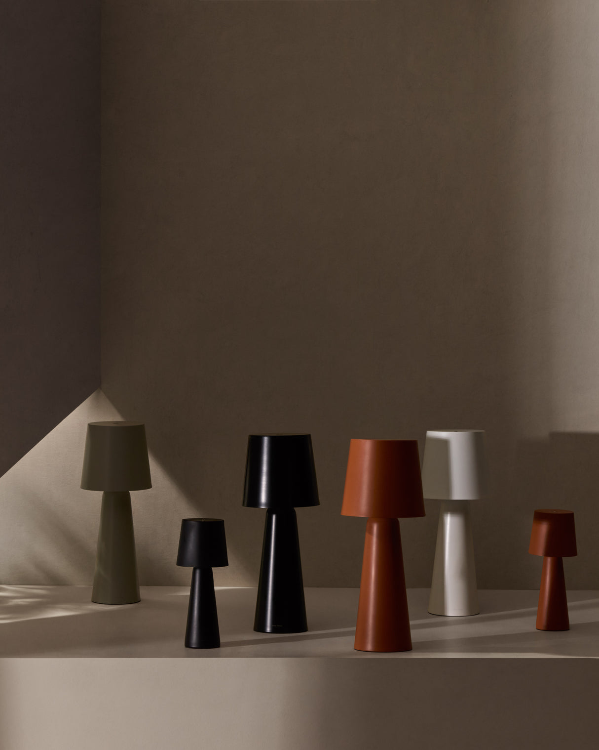 Arenys Outdoor Tischlampe klein aus Metall mit terrakottafarbenem Finish - ZEN ZONE Furniture