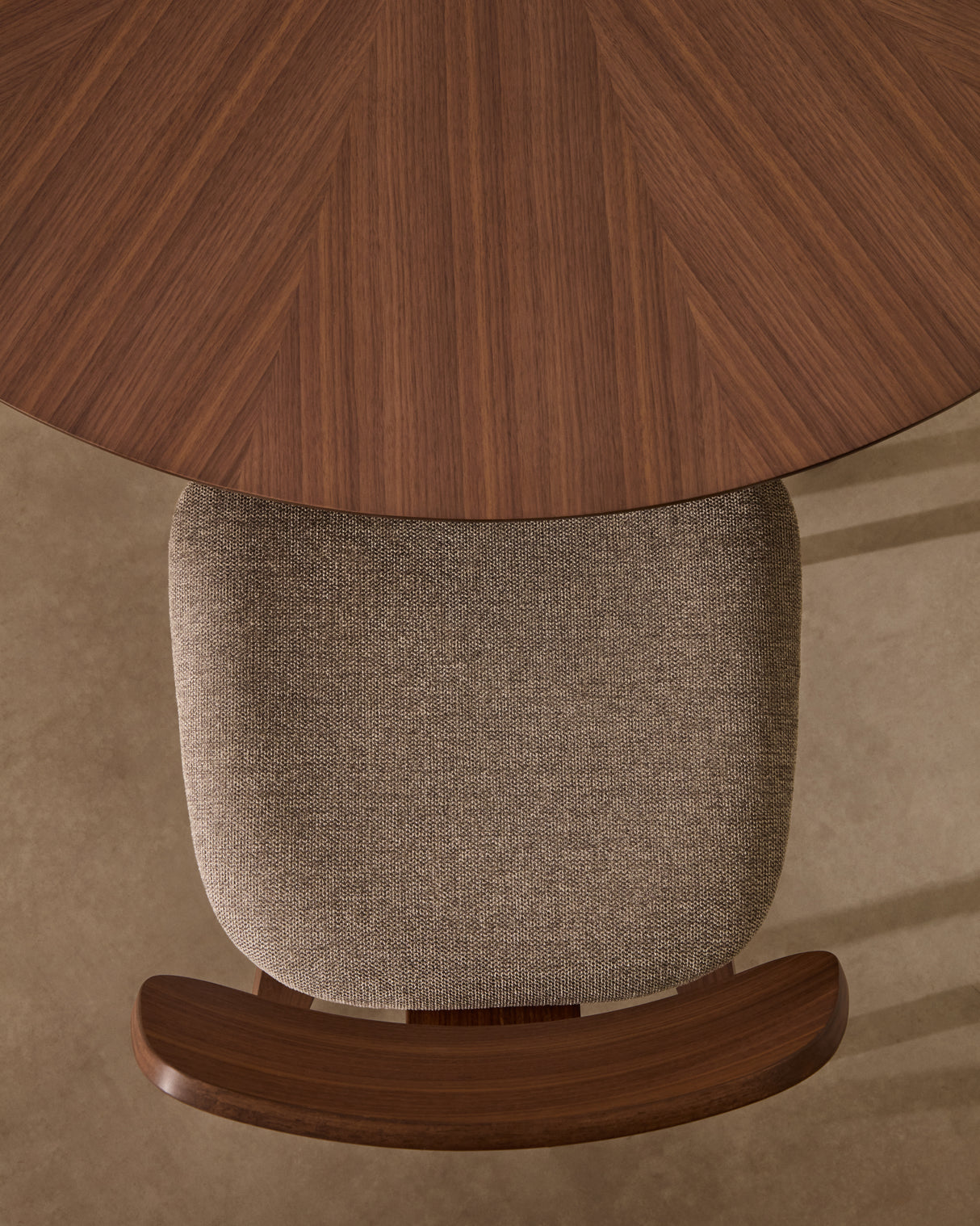 Stuhl Gena beige Chenille-Sitzfläche mit Nussbaumfurnier und Kautschukholzrahmen - ZEN ZONE Furniture