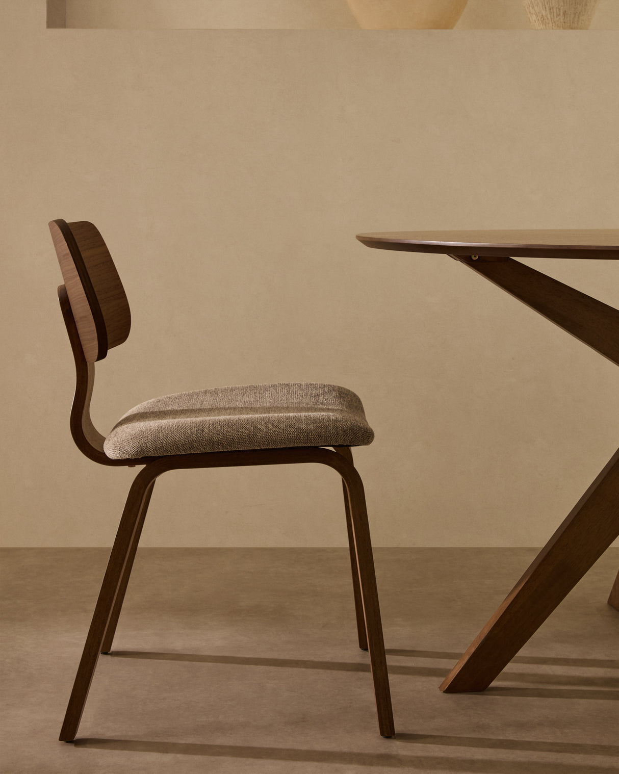 Stuhl Gena beige Chenille-Sitzfläche mit Nussbaumfurnier und Kautschukholzrahmen - ZEN ZONE Furniture