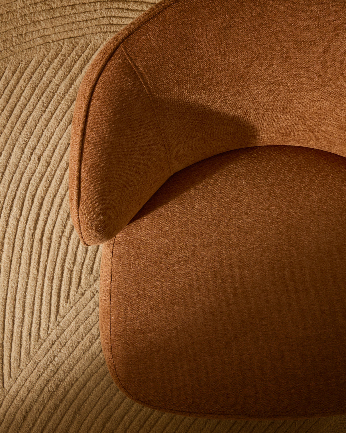 Sessel Ulit aus terrakottafarbener Chenille und Beinen aus massivem Buchenholz mit natürlichem Finish - ZEN ZONE Furniture