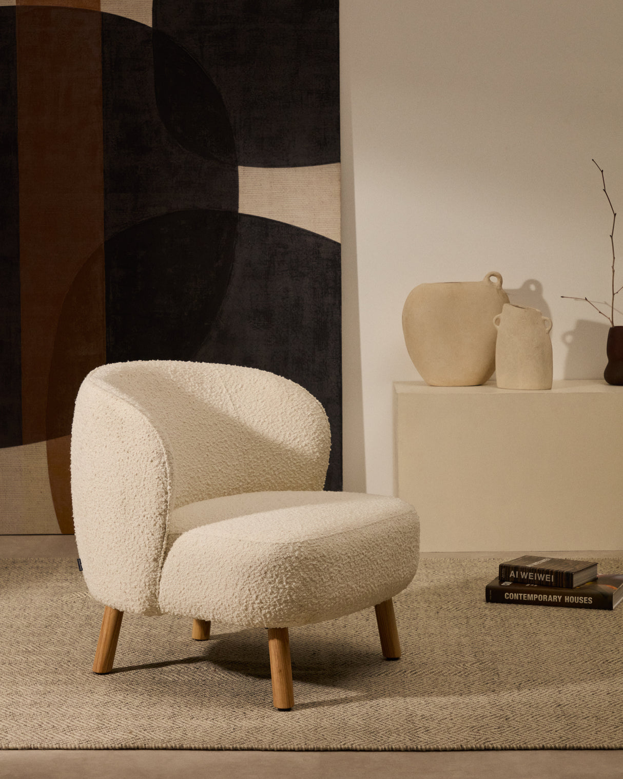 Sessel Ulit aus weißem Schaffell und Beinen aus massivem Buchenholz mit natürlichem Finish - ZEN ZONE Furniture