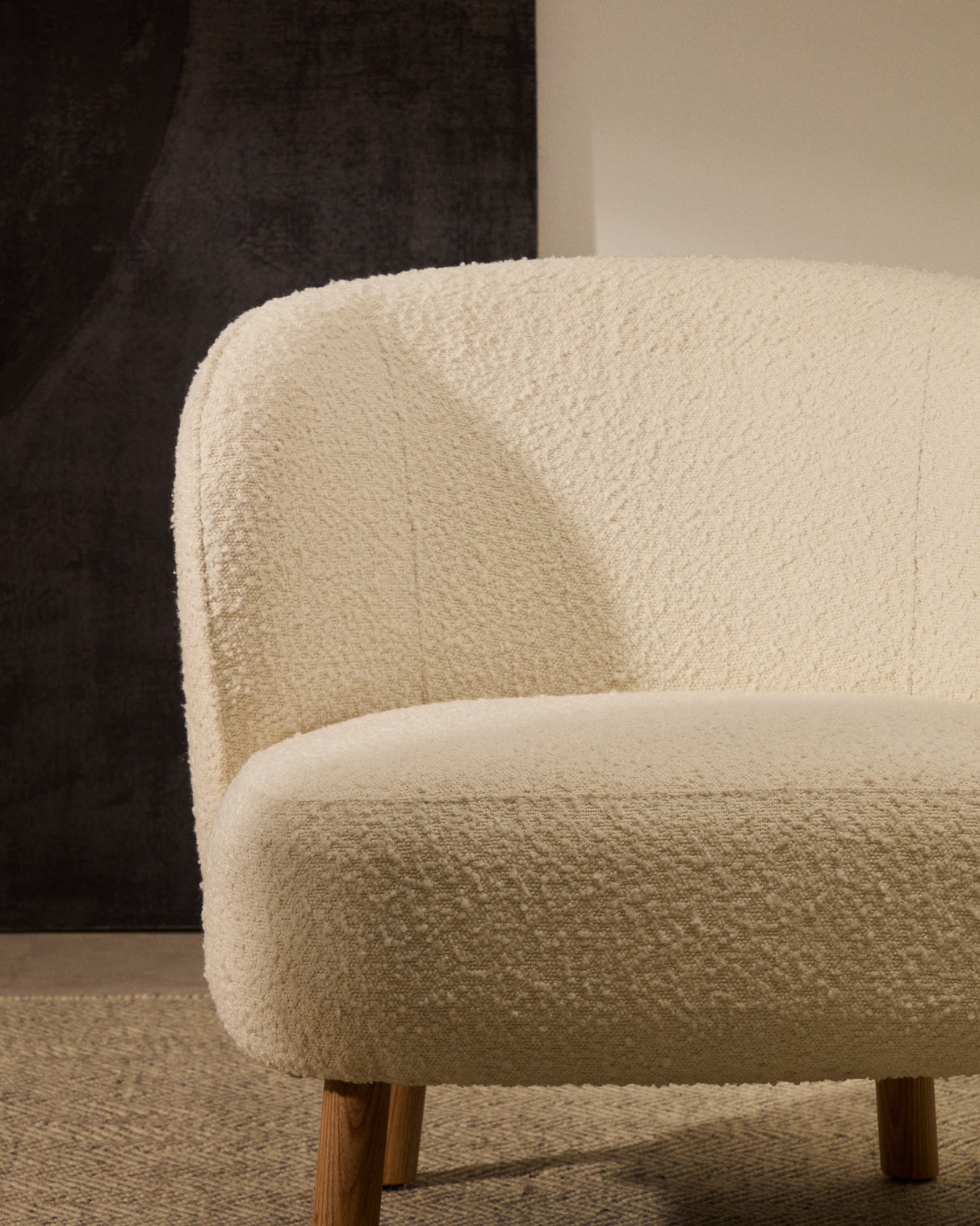 Sessel Ulit aus weißem Schaffell und Beinen aus massivem Buchenholz mit natürlichem Finish - ZEN ZONE Furniture