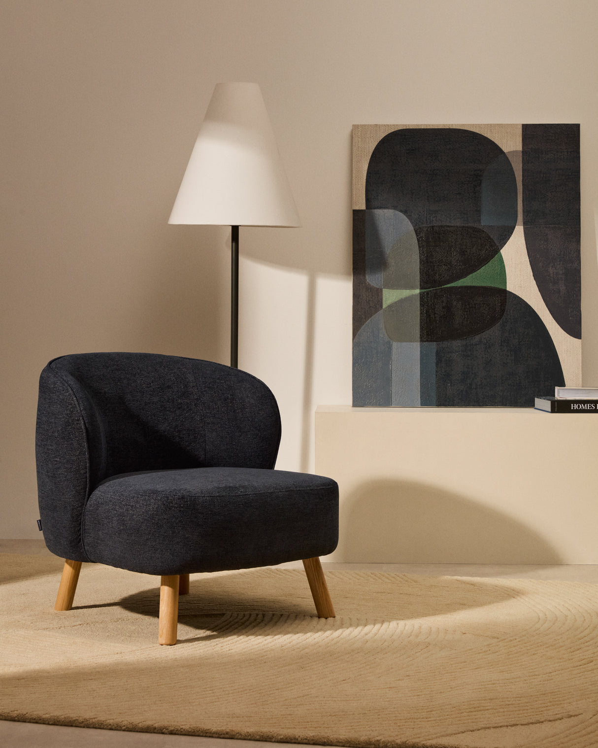 Sessel Ulit aus blau-grauem Chenille und Beinen aus massivem Buchenholz mit natürlichem Finish. - ZEN ZONE Furniture