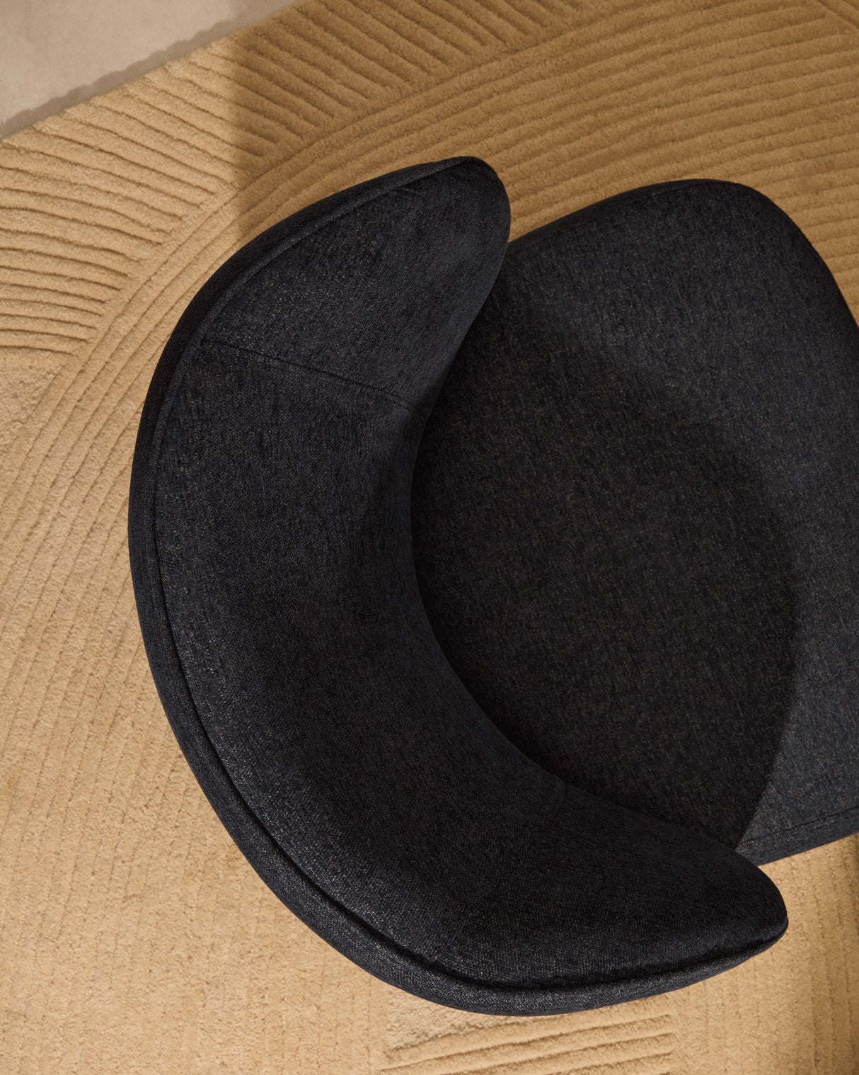 Sessel Ulit aus blau-grauem Chenille und Beinen aus massivem Buchenholz mit natürlichem Finish. - ZEN ZONE Furniture