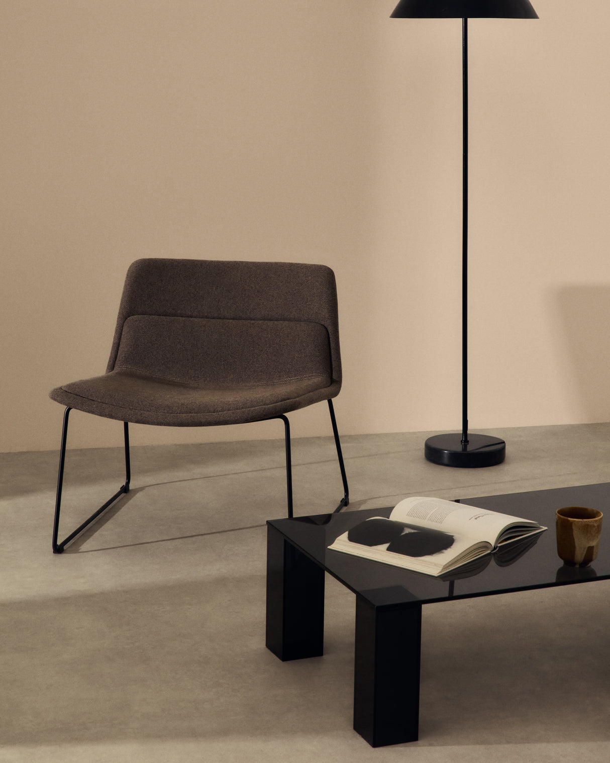 Sessel Zahara aus braunem Stahl mit schwarzem Finish FSC 100% - ZEN ZONE Furniture