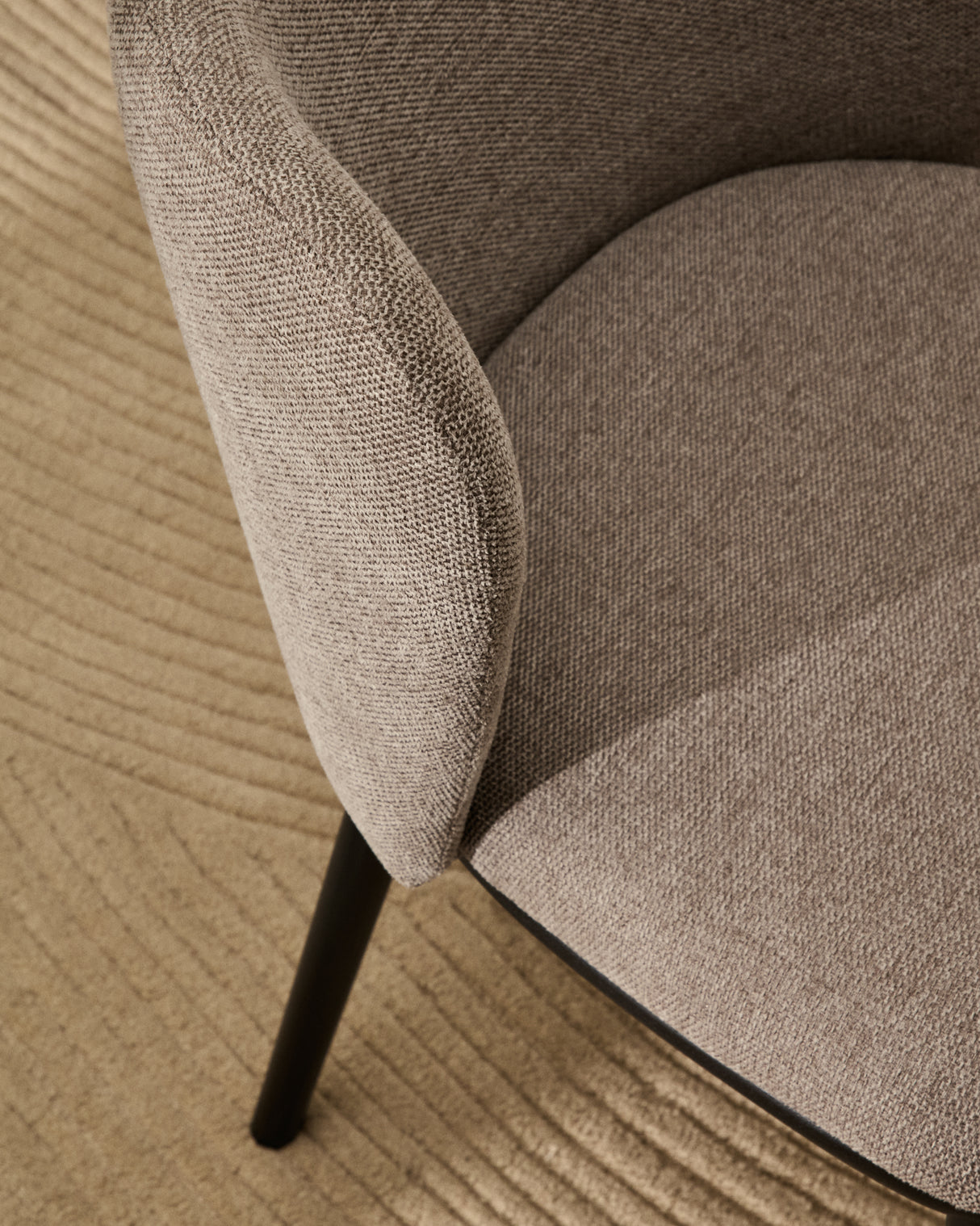 Ciselia Stuhl hellbraune Chenille und Stahl in Schwarz - ZEN ZONE Furniture