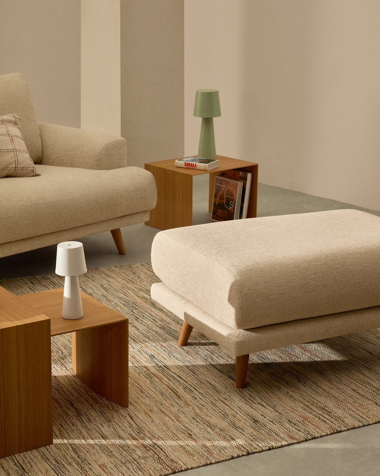 Karin Fußhocker beige Chenille Beine aus massivem Buchenholz 90 x 70 cm - ZEN ZONE Furniture