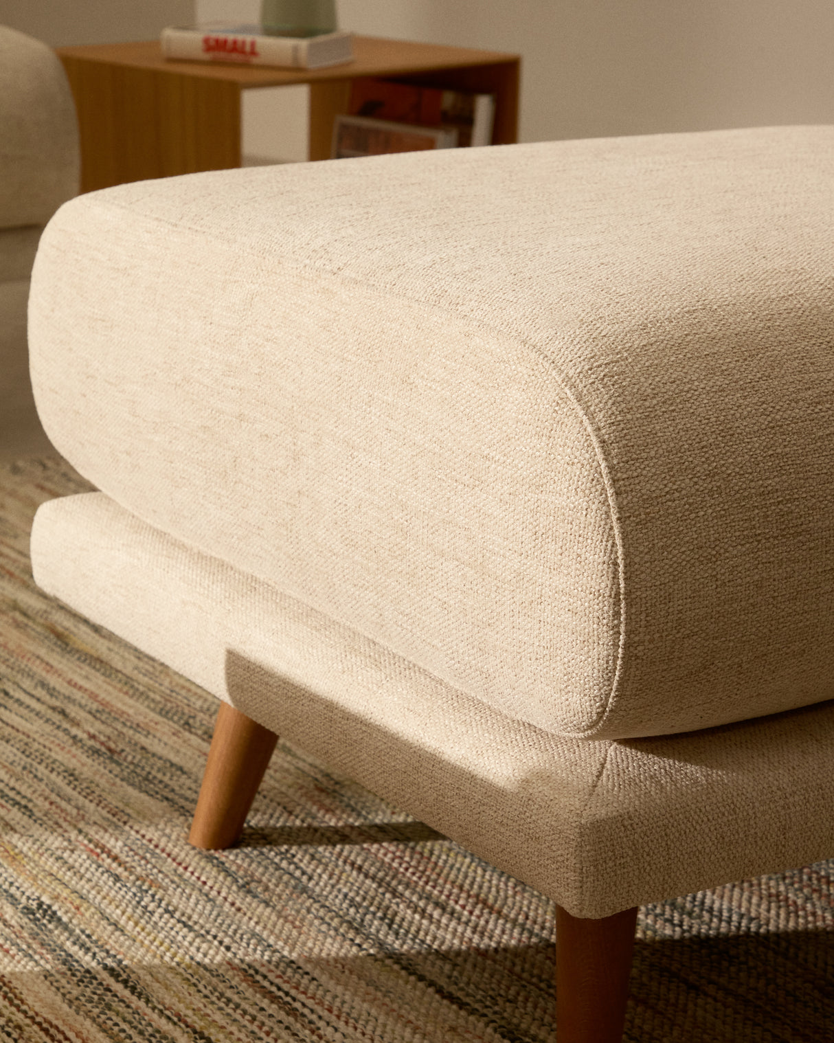 Karin Fußhocker beige Chenille Beine aus massivem Buchenholz 90 x 70 cm - ZEN ZONE Furniture