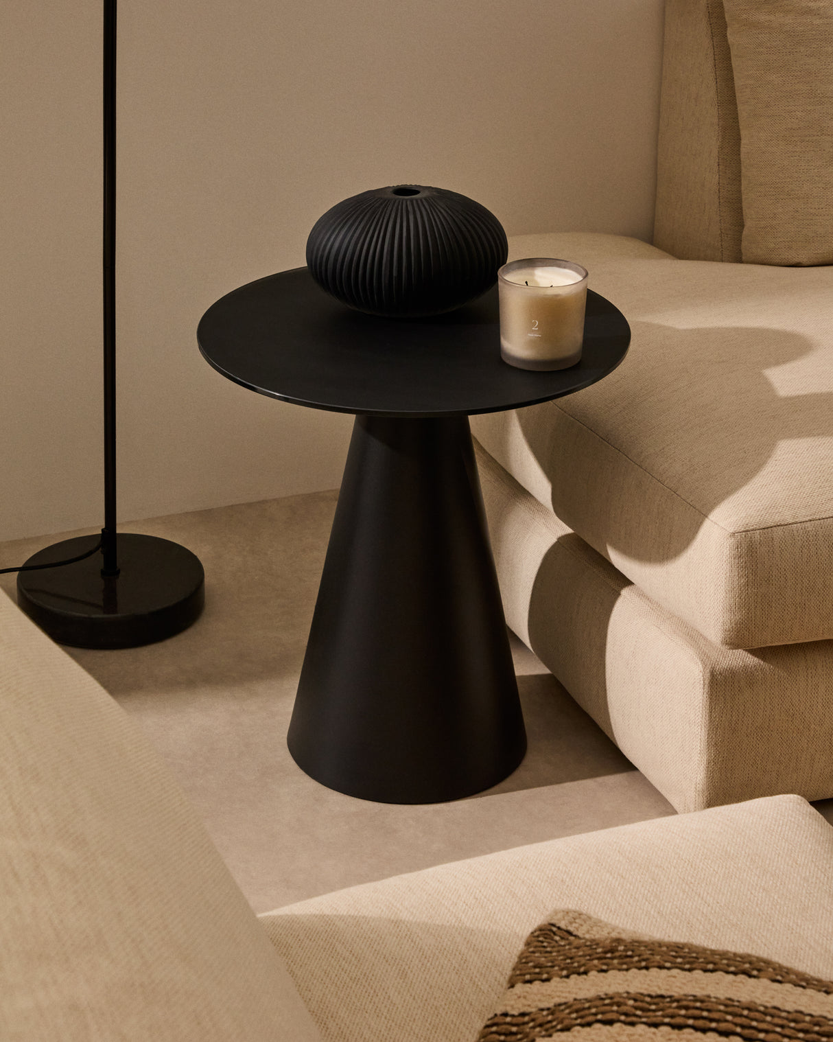 Wilshire Beistelltisch aus getempertem Glas und Metall mit Finish in Mattschwarz Ø 50 cm - ZEN ZONE Furniture