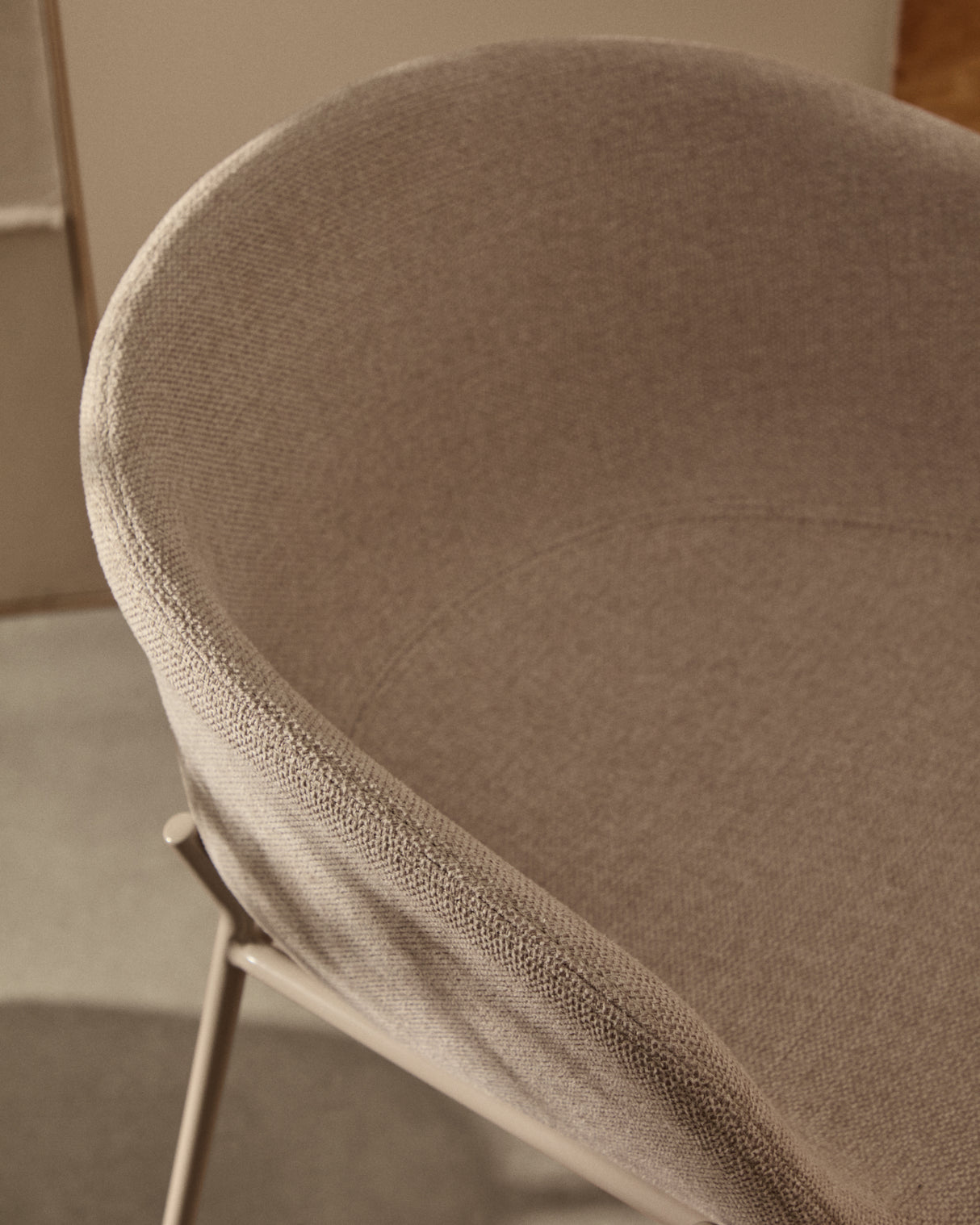 Hocker Yvette aus beigefarbener Chenille und Stahlbeinen mit beigefarbenem Finish Höhe 65 cm - ZEN ZONE Furniture