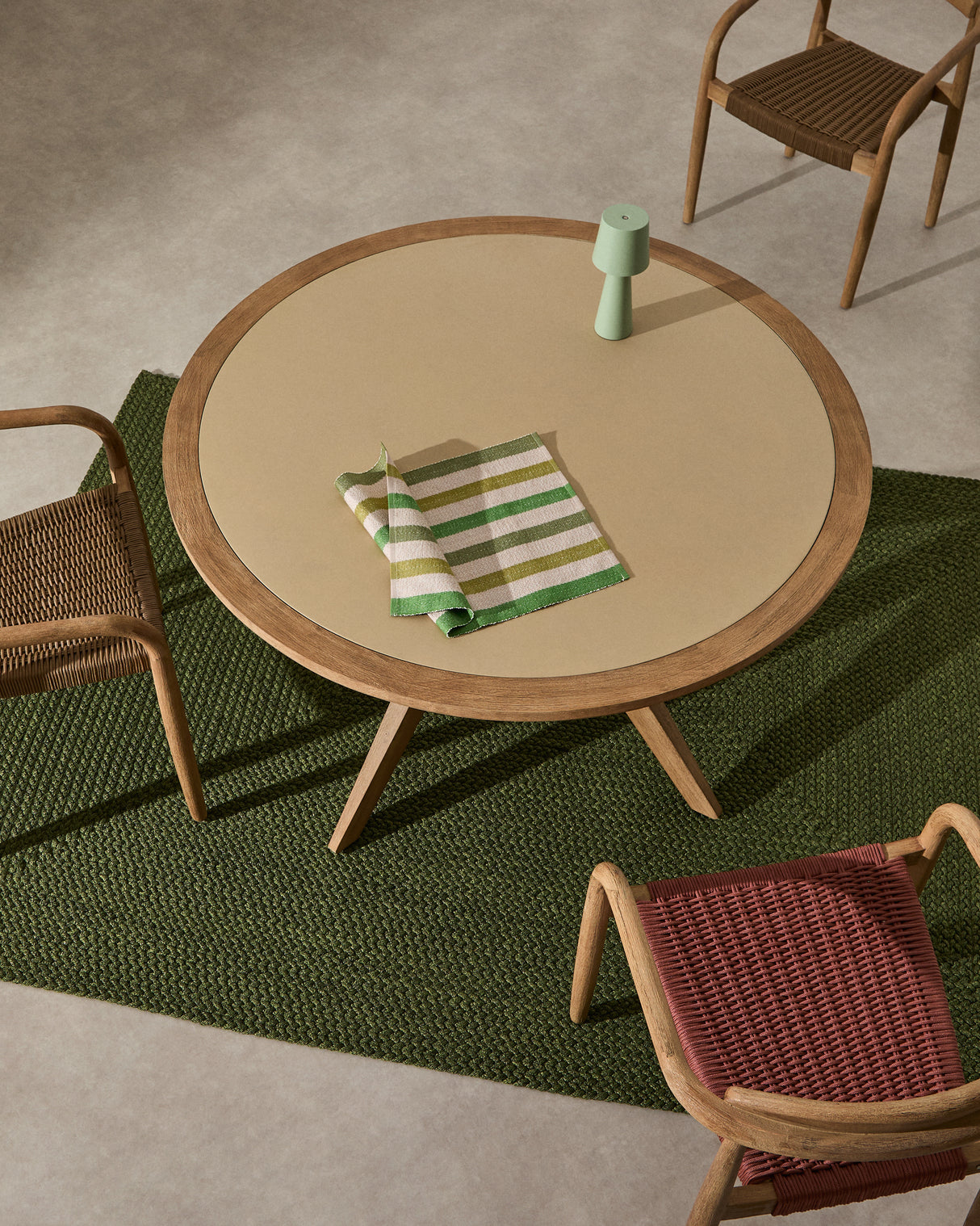 Julieta runder Tisch aus beigem Polyzement und massivem Akazienholz Ø 120 cm FSC 100% - ZEN ZONE Furniture