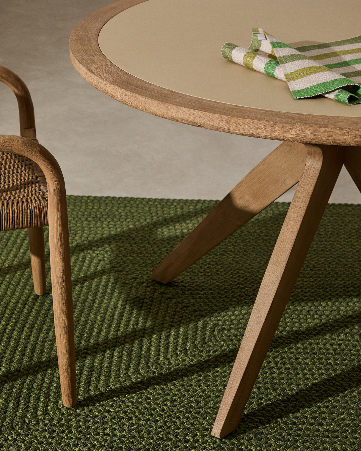 Julieta runder Tisch aus beigem Polyzement und massivem Akazienholz Ø 120 cm FSC 100% - ZEN ZONE Furniture