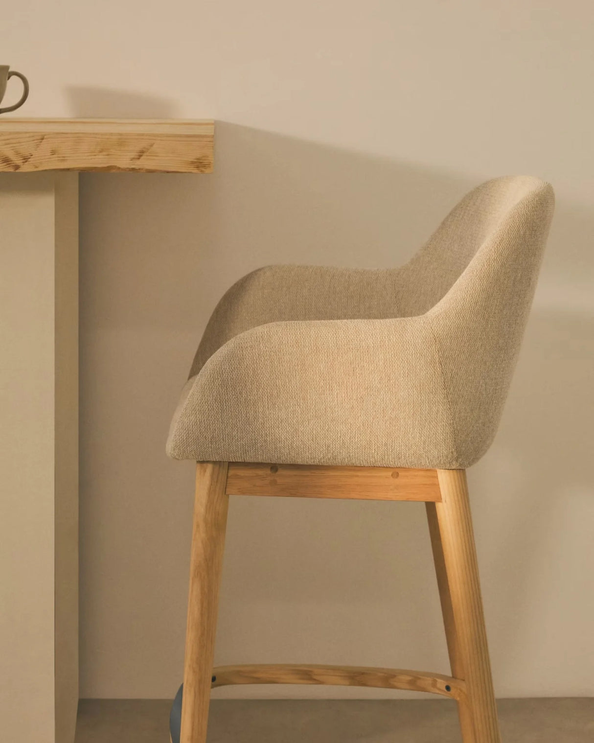 Beigefarbener Hocker Konna mit Beinen aus massivem Eschenholz, helles Finish 65 cm - ZEN ZONE Furniture