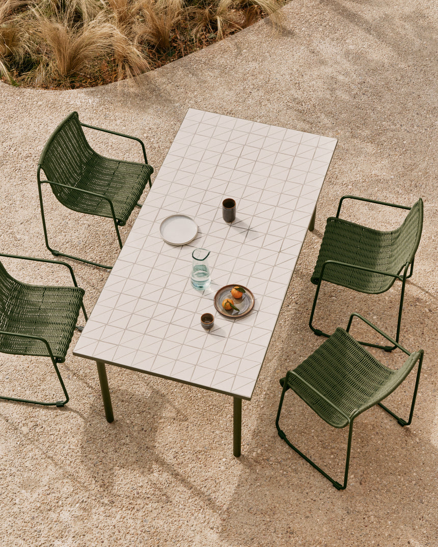 Outdoor-Tisch Maurina aus grün verzinktem Stahl mit Kacheln in der Farbe Écru 182 x 91 cm - ZEN ZONE Furniture