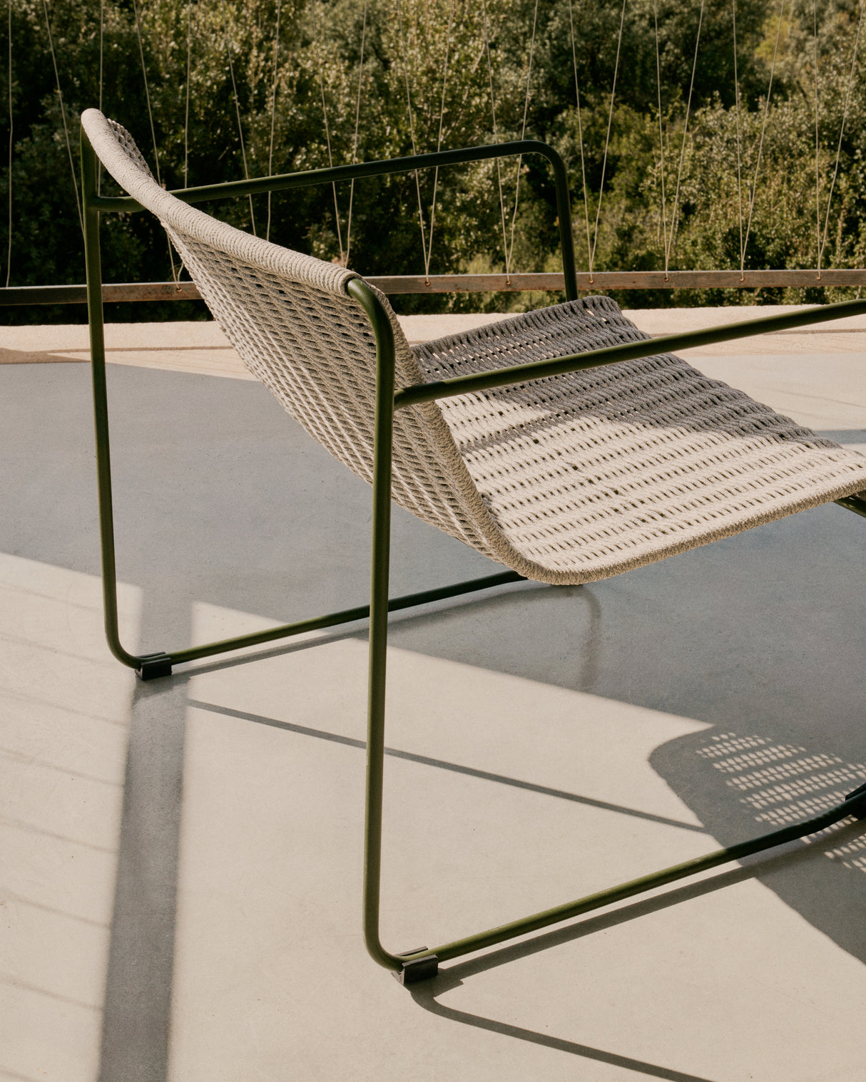 Sessel Maurina aus grün verzinktem Stahl mit écrufarbenem und grauem Seil - ZEN ZONE Furniture