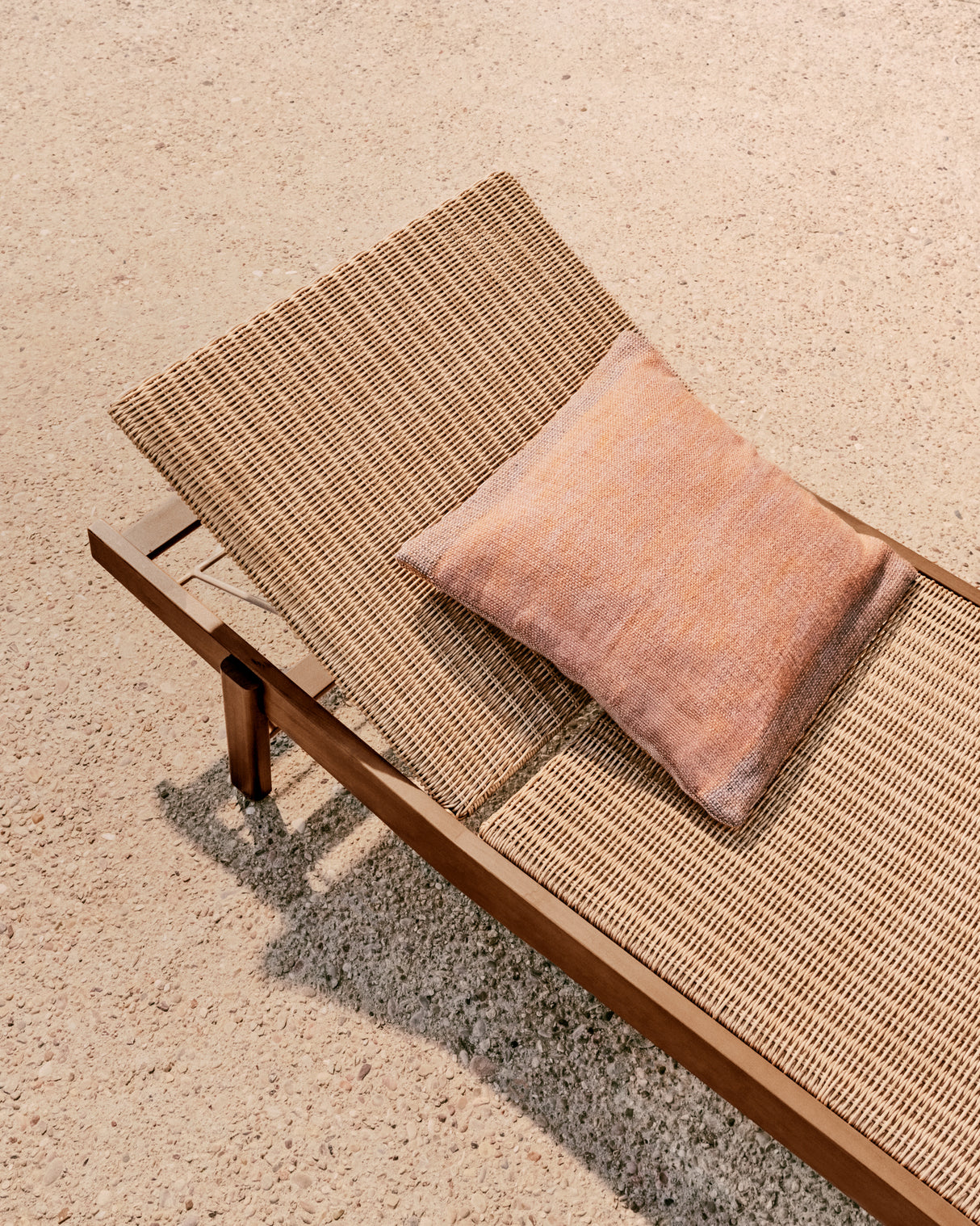Sonnenliege Itani aus massivem Teakholz und synthetischem Rattan FSC 100% - ZEN ZONE Furniture