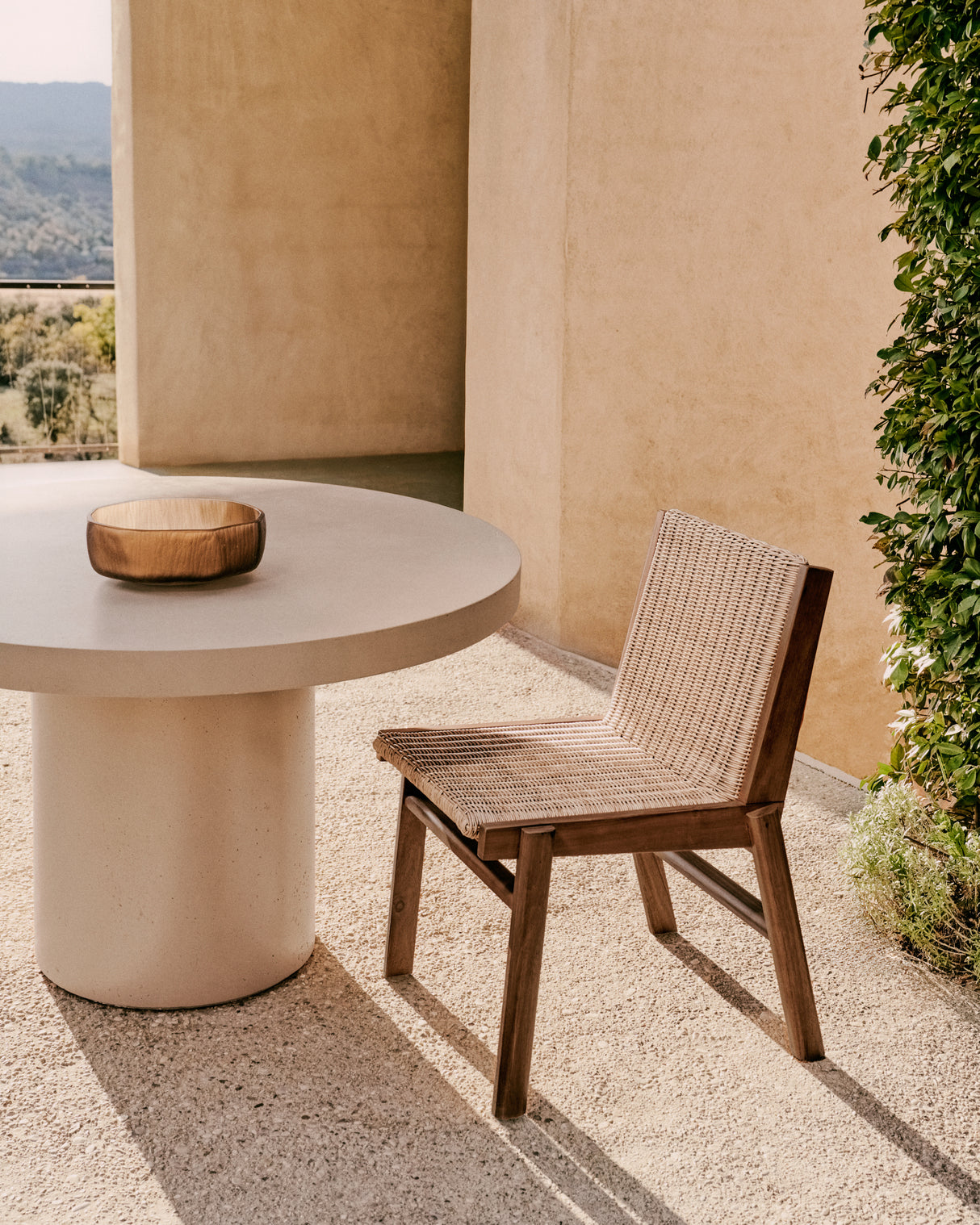 Stuhl Itani aus massivem Teakholz und synthetischem Rattan FSC 100% - ZEN ZONE Furniture