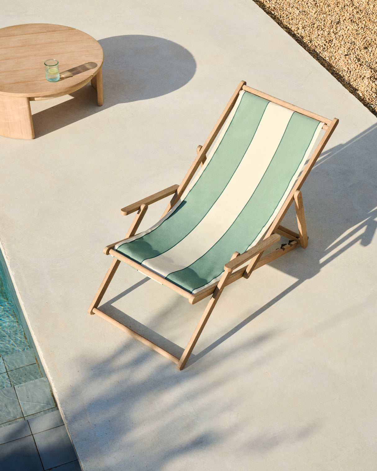 Grün-beige gestreifter klappbarer Outdoor-Liegestuhl Vilara aus massivem Akazienholz, FSC 100% - ZEN ZONE Furniture