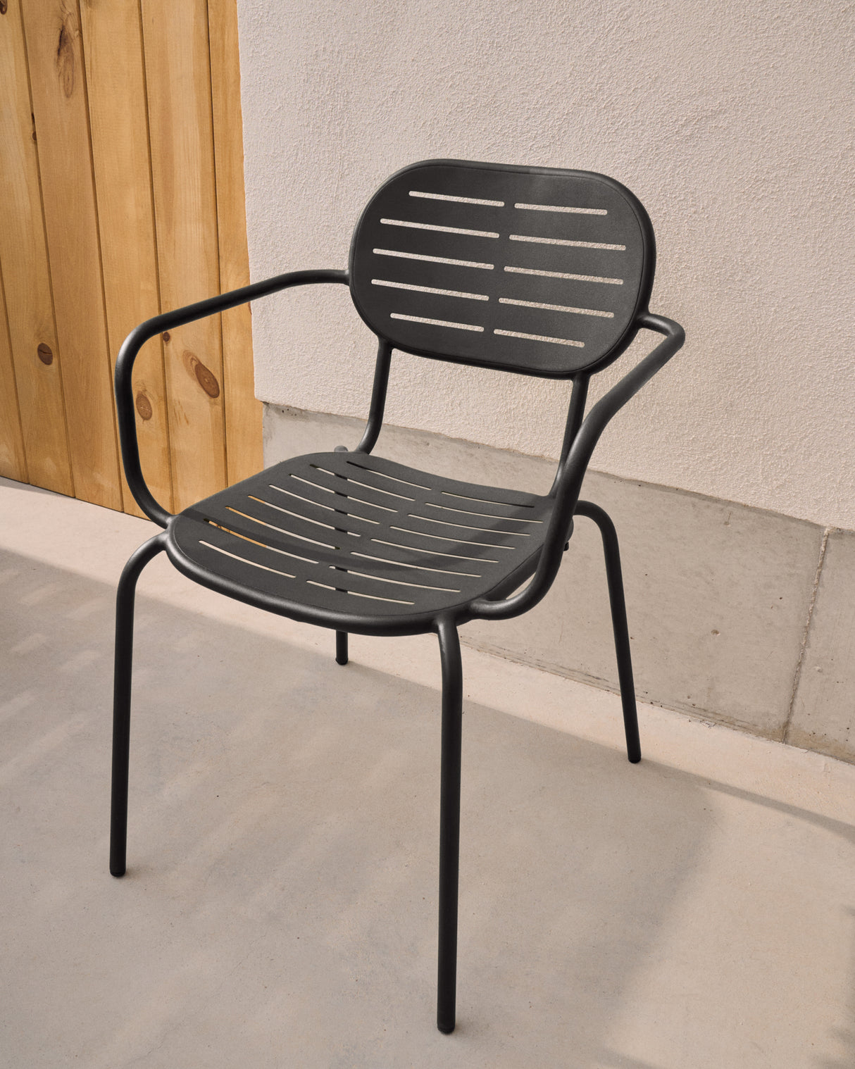 Stapelbarer Outdoor-Stuhl mit Armlehnen Brai aus verzinktem Stahl in Dunkelgrau - ZEN ZONE Furniture