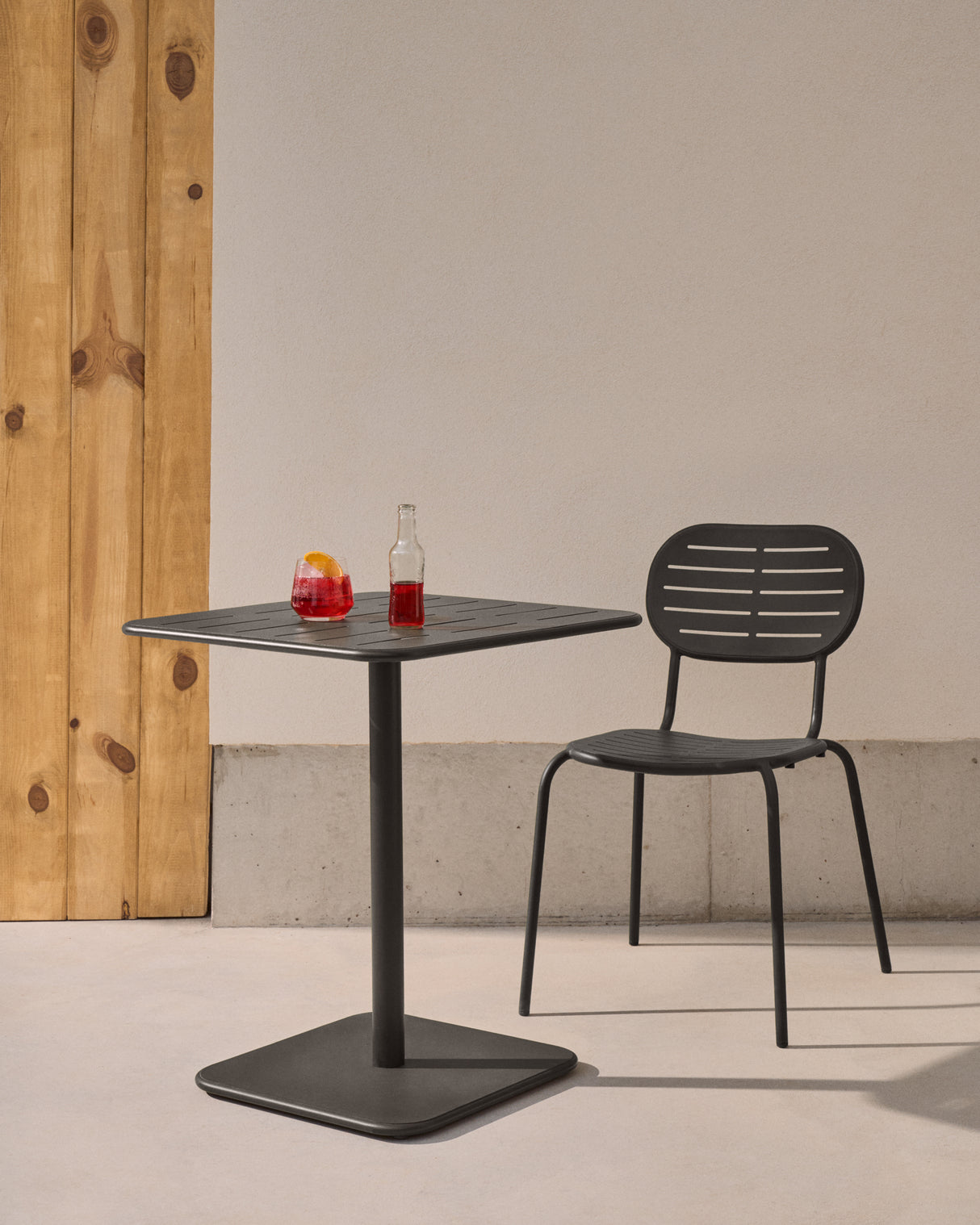 Outdoor-Tisch Brai aus dunkelgrau verzinktem Stahl 70 x 70 cm - ZEN ZONE Furniture