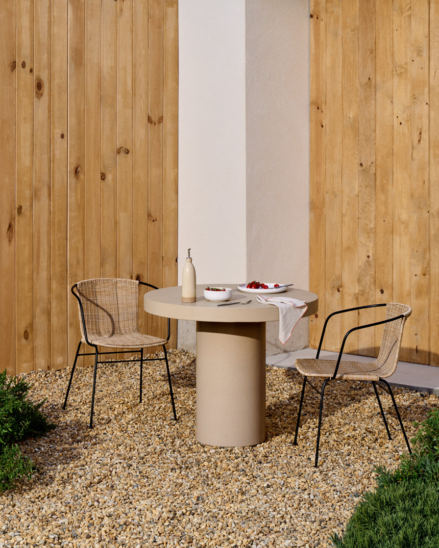 Stapelbarer Stuhl Eltiera aus synthetischem Rattan mit Struktur und Armlehnen aus schwarzem Stahl - ZEN ZONE Furniture