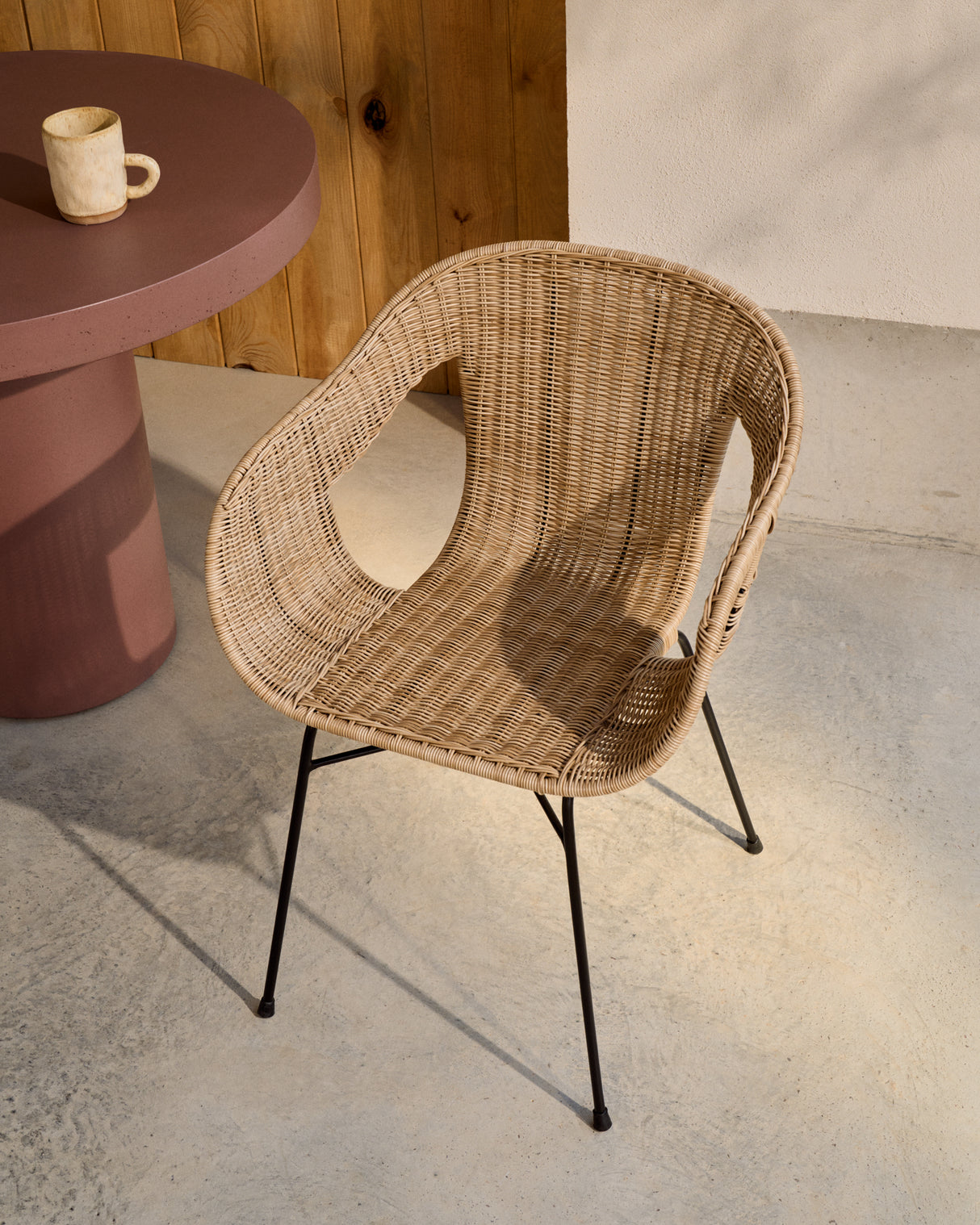 Stapelbarer Stuhl Eltiera aus synthetischem Rattan und schwarzem Stahlgestell - ZEN ZONE Furniture