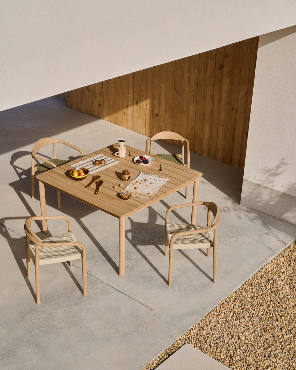 Tisch Sori aus massivem Akazienholz, 135 x 135 cm, FSC 100 % - ZEN ZONE Furniture